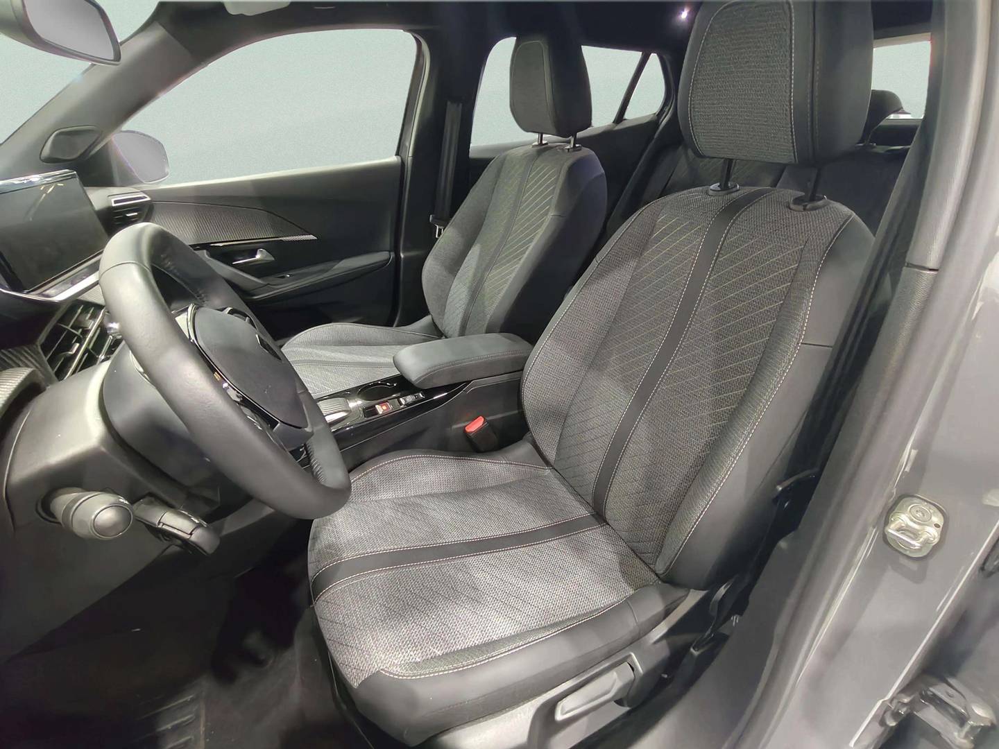 Foto asientos delanteros Peugeot 2008 Peugeot 2008 Allure Hybrid eDCS6 (145 CV)