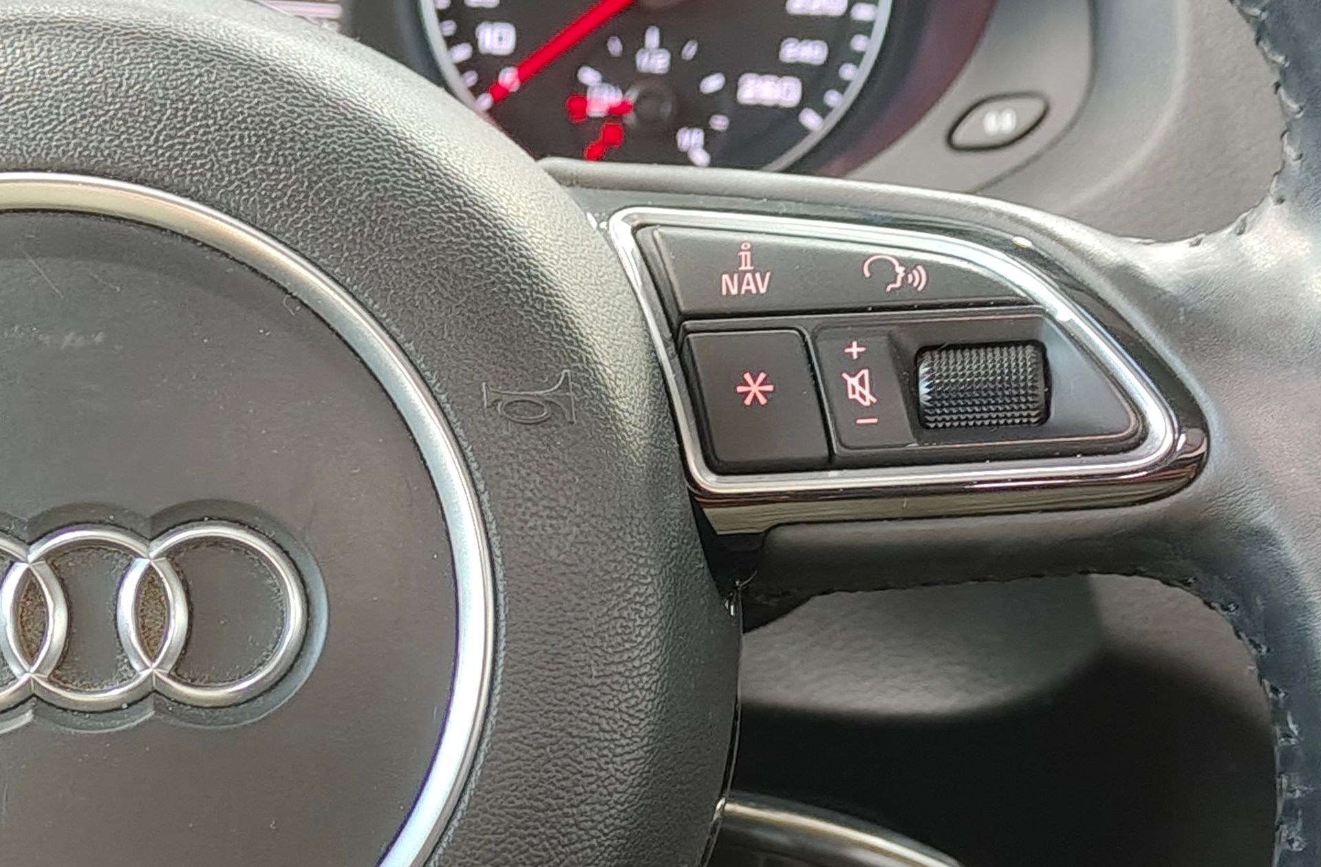 Audi Q3 design edition 2.0 TDI - foto 29
