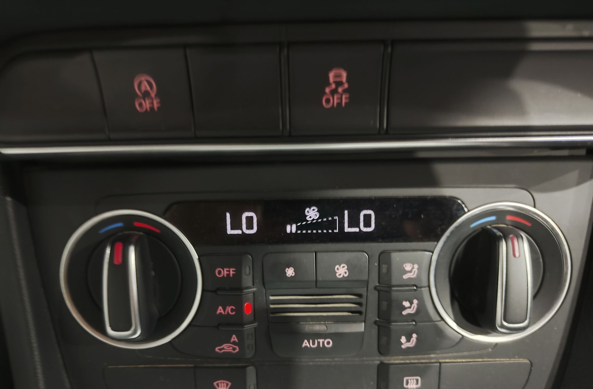 Audi Q3 2.0 TDI Attraction edition - foto 25