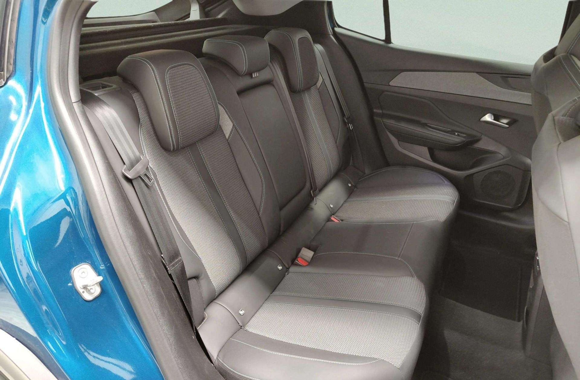Peugeot 408 Allure Hybrid 145 eDCS6 - foto 20