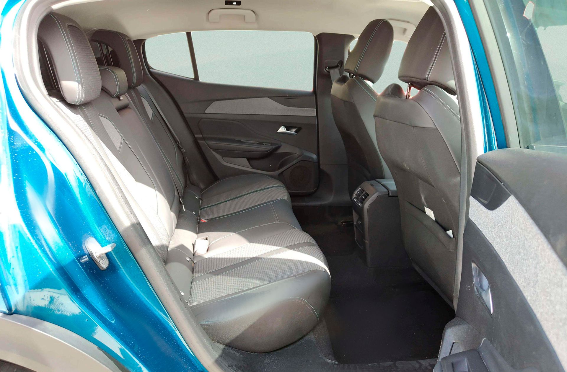 Peugeot 408 Allure Hybrid eDCS6 - foto 19