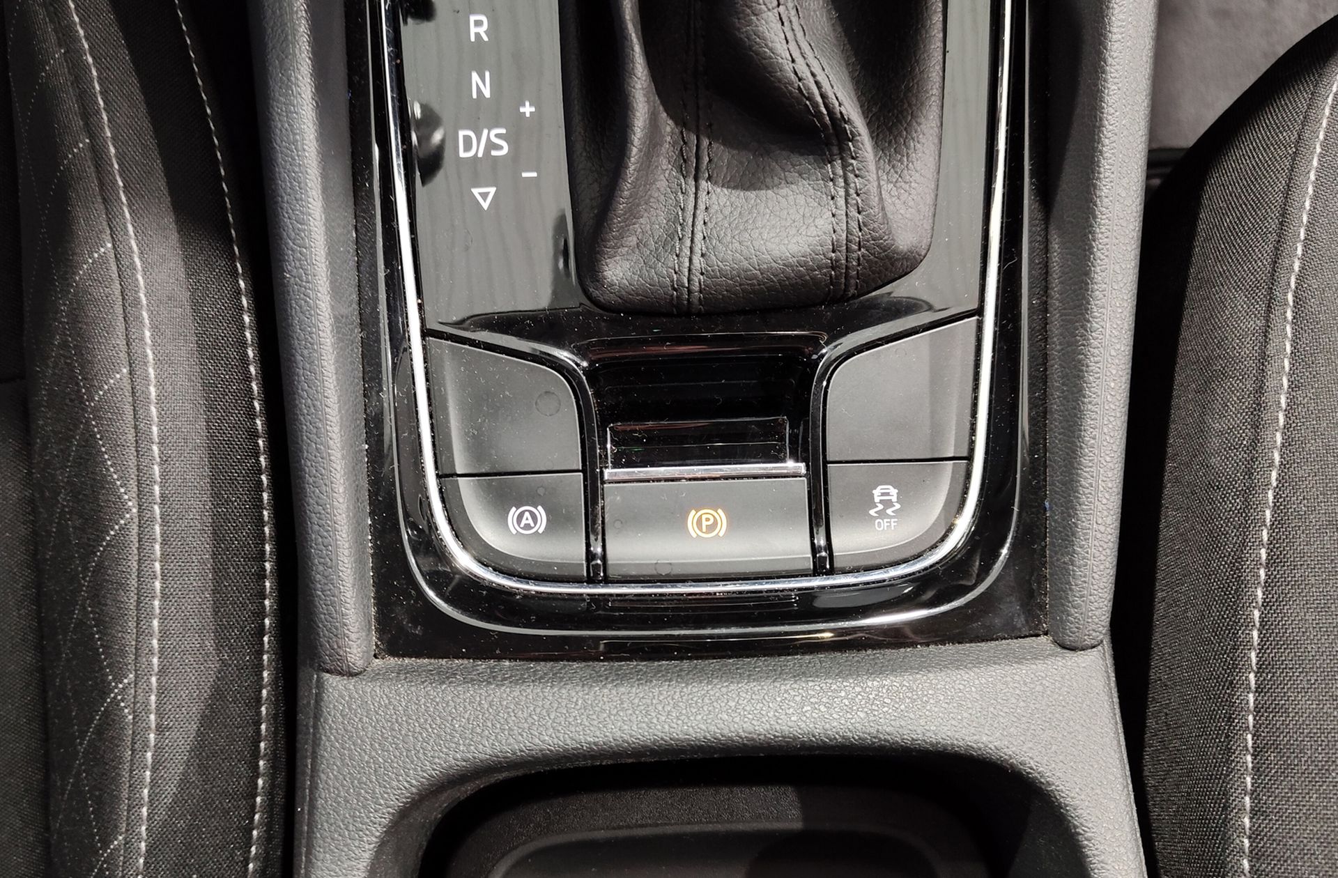 Škoda Karoq 1.5 TSI ACT Ambition DSG - foto 25