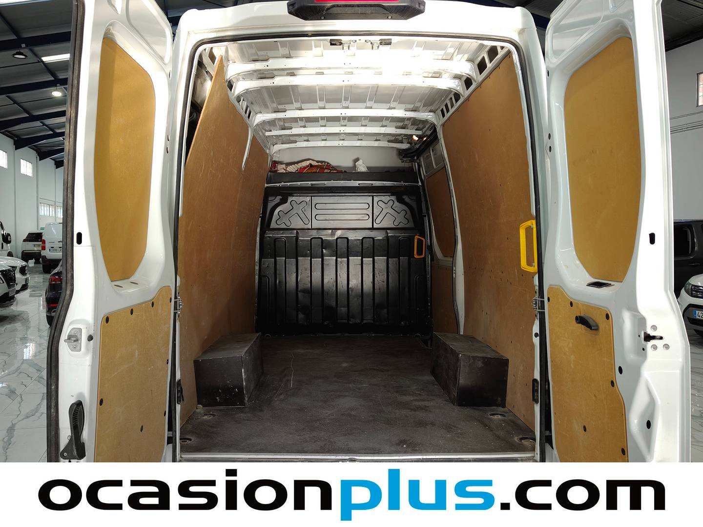 Foto asientos traseros Iveco Daily Iveco Daily Furgon 35S 16 V 3520L/H2 (156 CV) 3 Plazas