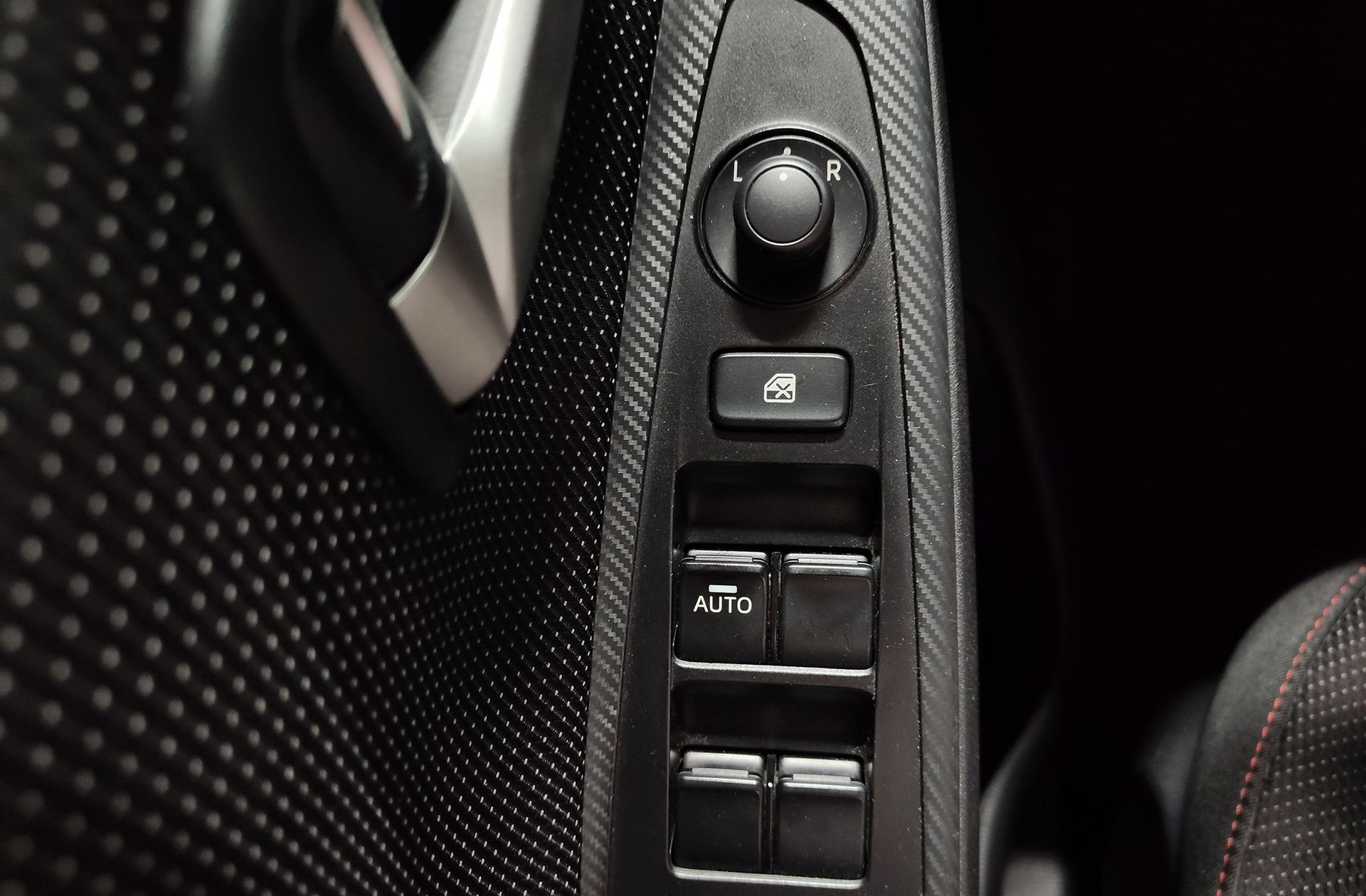 Mazda Mazda2 1.5 GE Black Tech Edition - foto 32