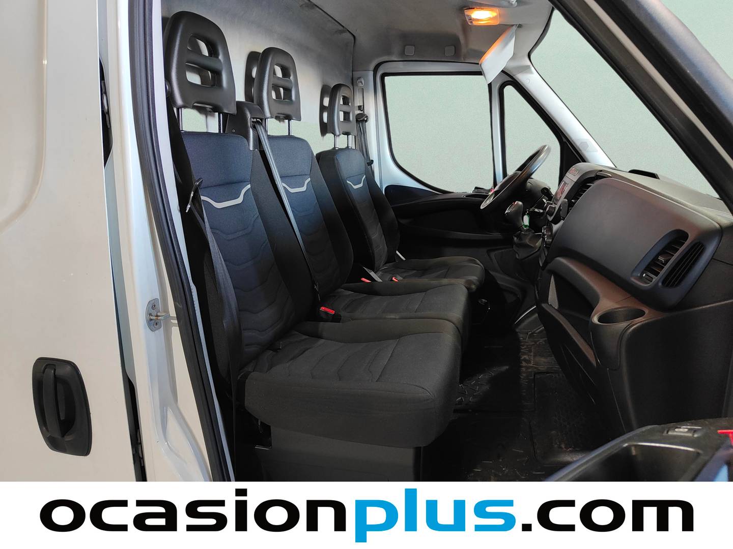 Foto asientos traseros Iveco Daily Iveco Daily Furgón GNC 35S 14N 3520/H2 (136 CV)