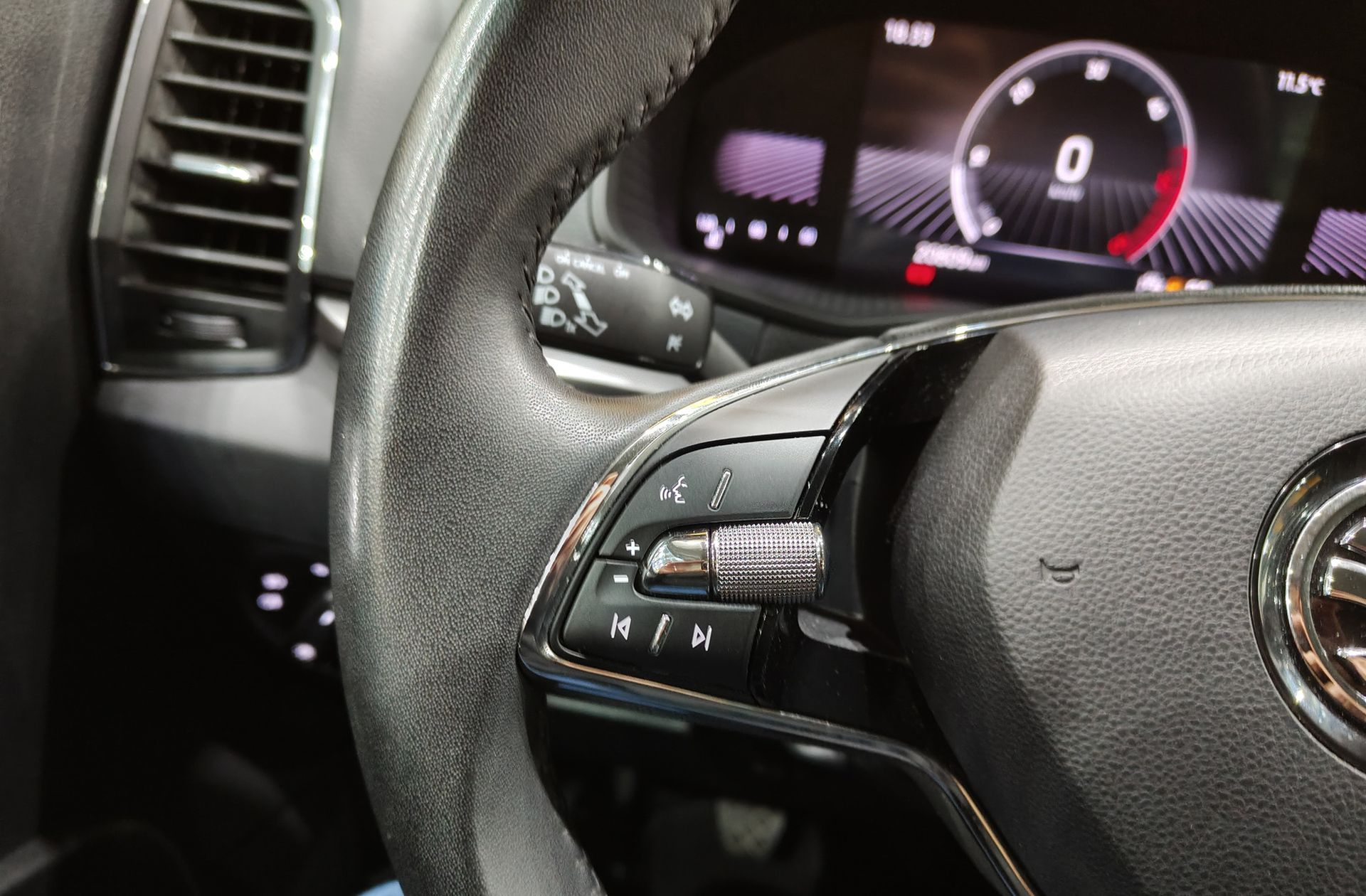 Škoda Karoq 2.0 TDI Selection - foto 27