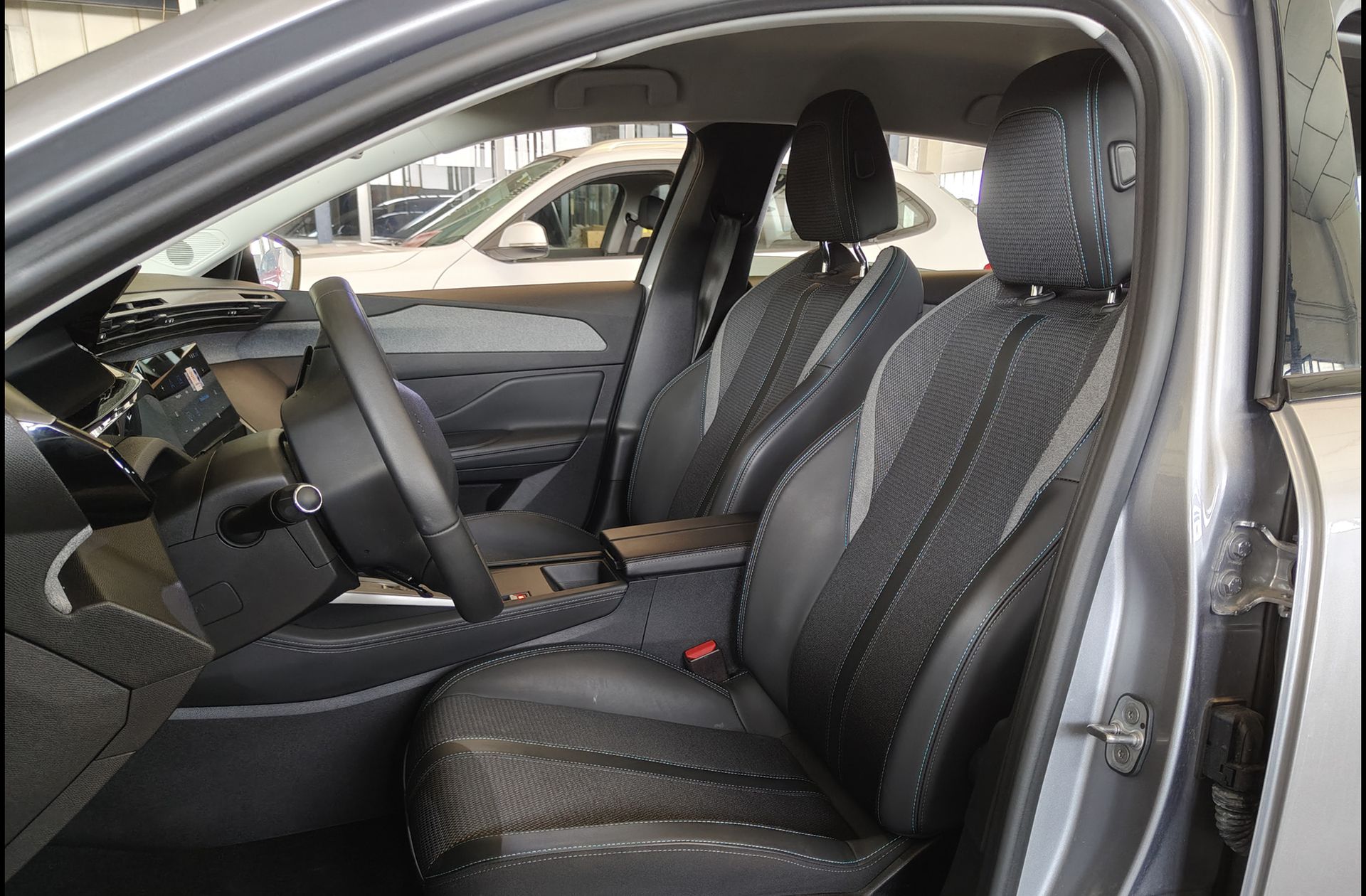 Peugeot 308 BlueHDi 130 Allure EAT8 - foto 10