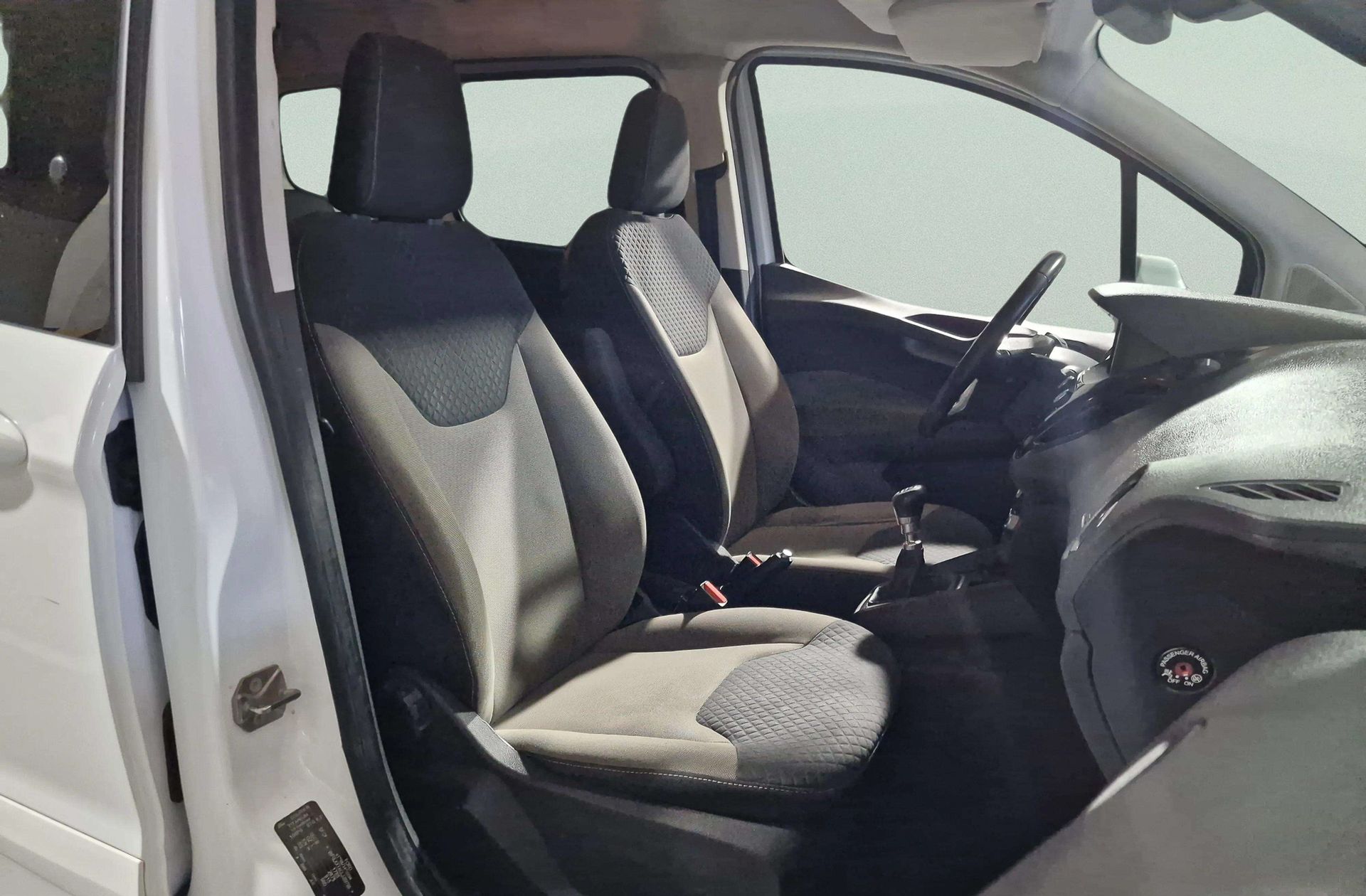 Ford Tourneo Courier 1.0 EcoBoost Titanium - foto 17