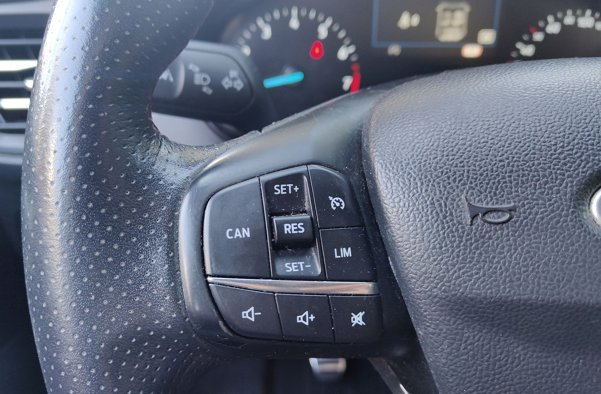 Ford Focus 1.0 EcoBoost Active - foto 27