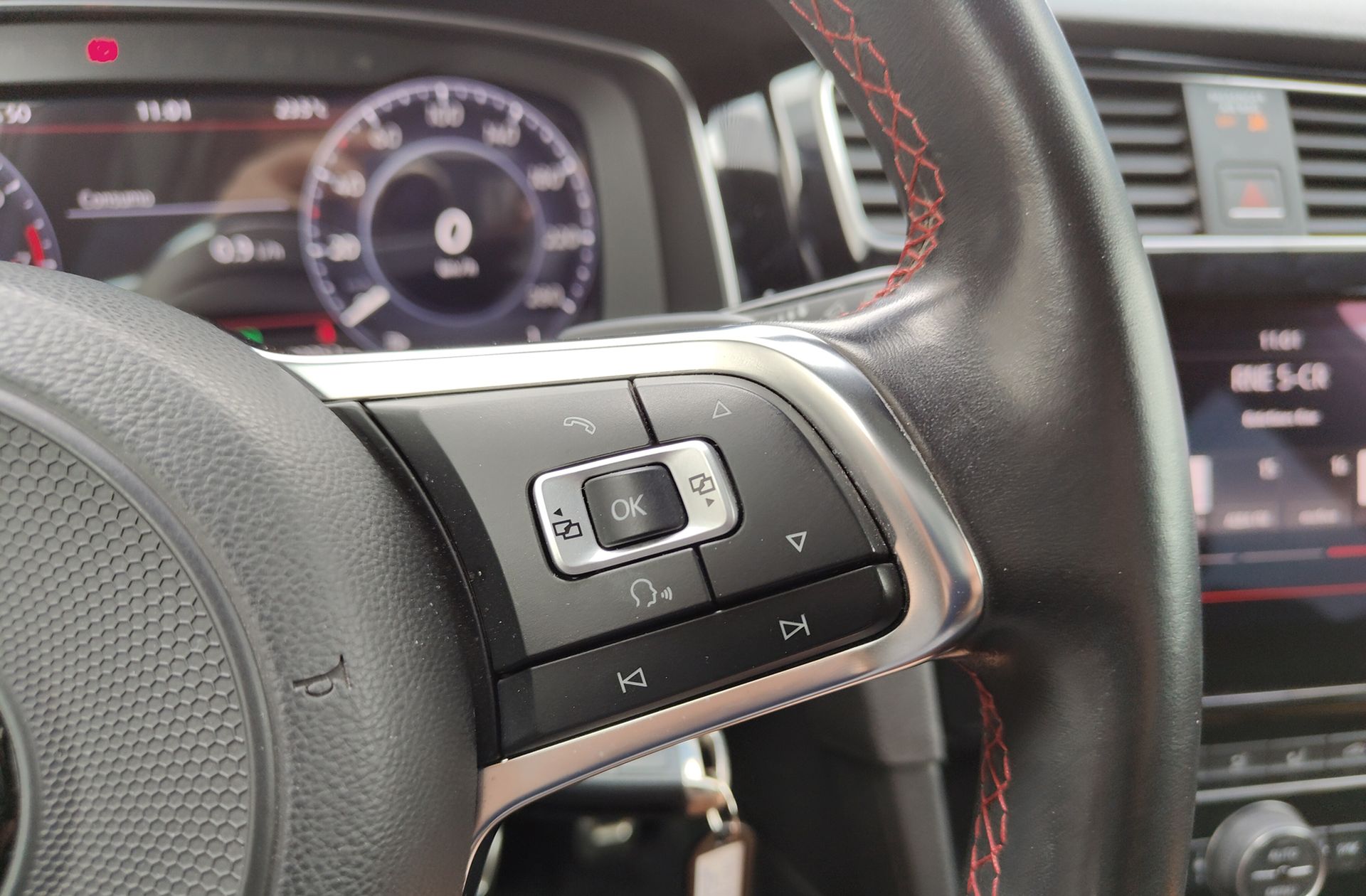 Volkswagen Golf GTI 2.0 TSI DSG - foto 25