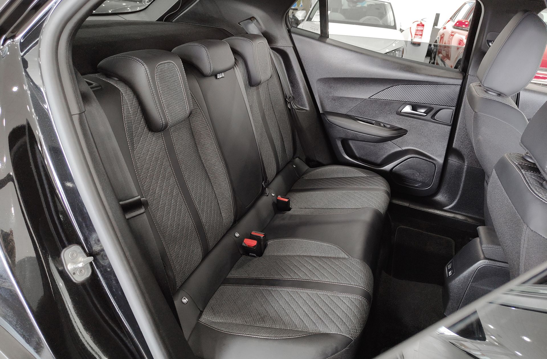 Peugeot 2008 Allure Hybrid eDCS6 - foto 18