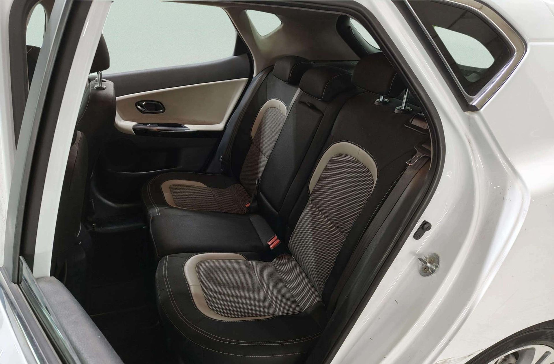 Kia Ceed 1.6 CRDi VGT x-Tech17 - foto 11