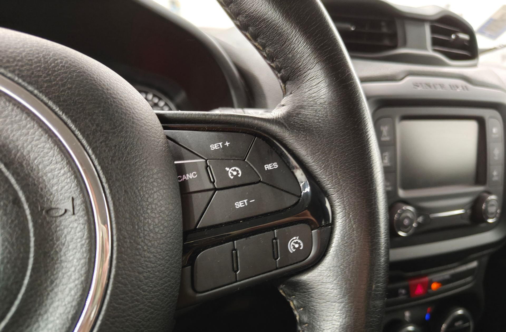 Jeep Renegade 1.6 MultiJet Dawn of Justice 4x2 - foto 26
