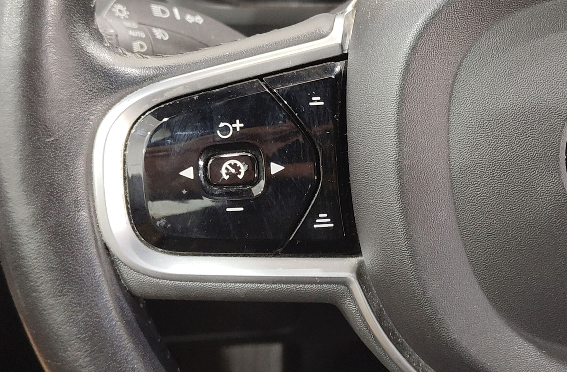 Volvo XC90 D5 Momentum AWD 7 plazas - foto 31