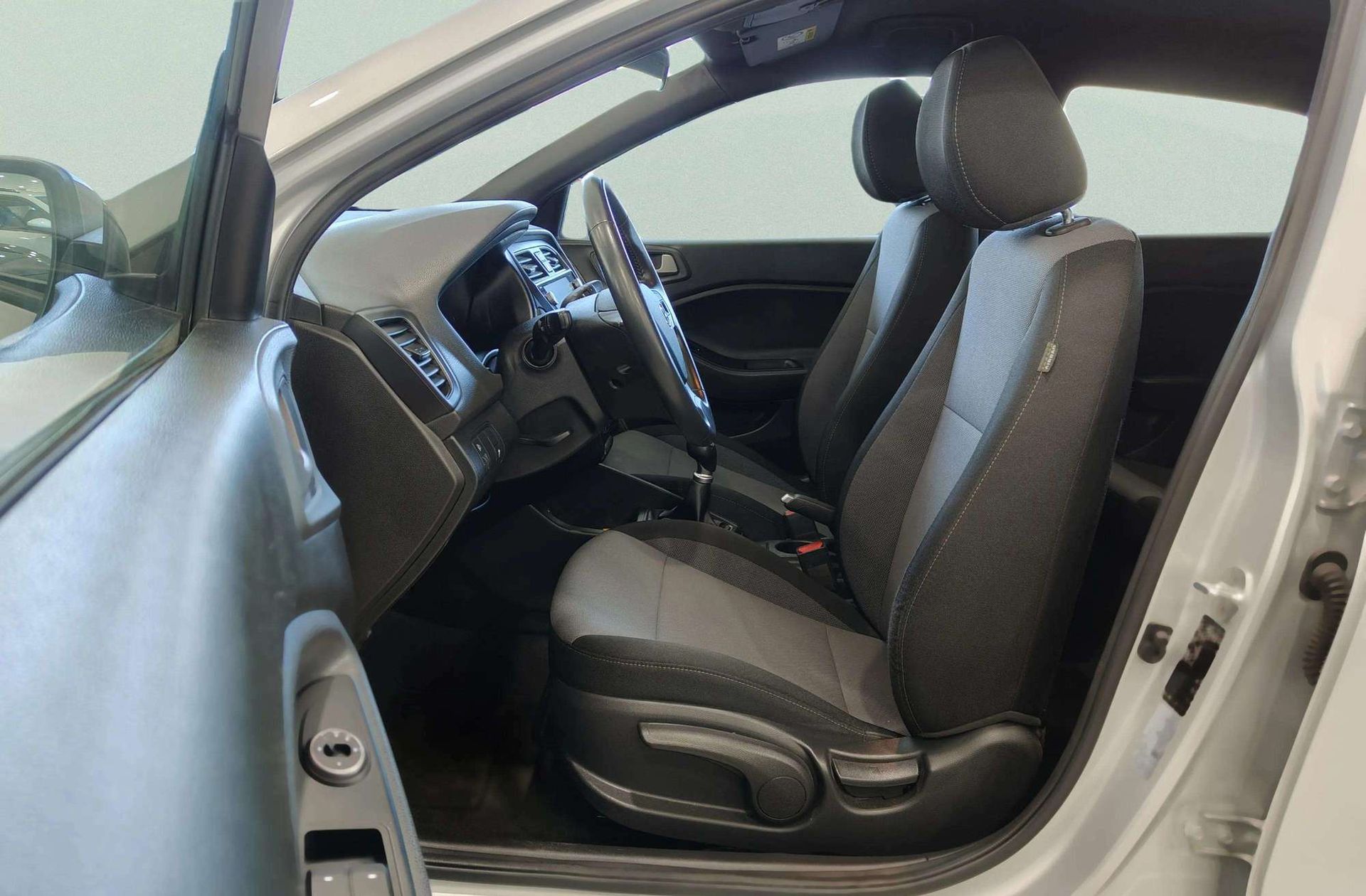 Hyundai i20 1.2 MPI Essence - foto 10