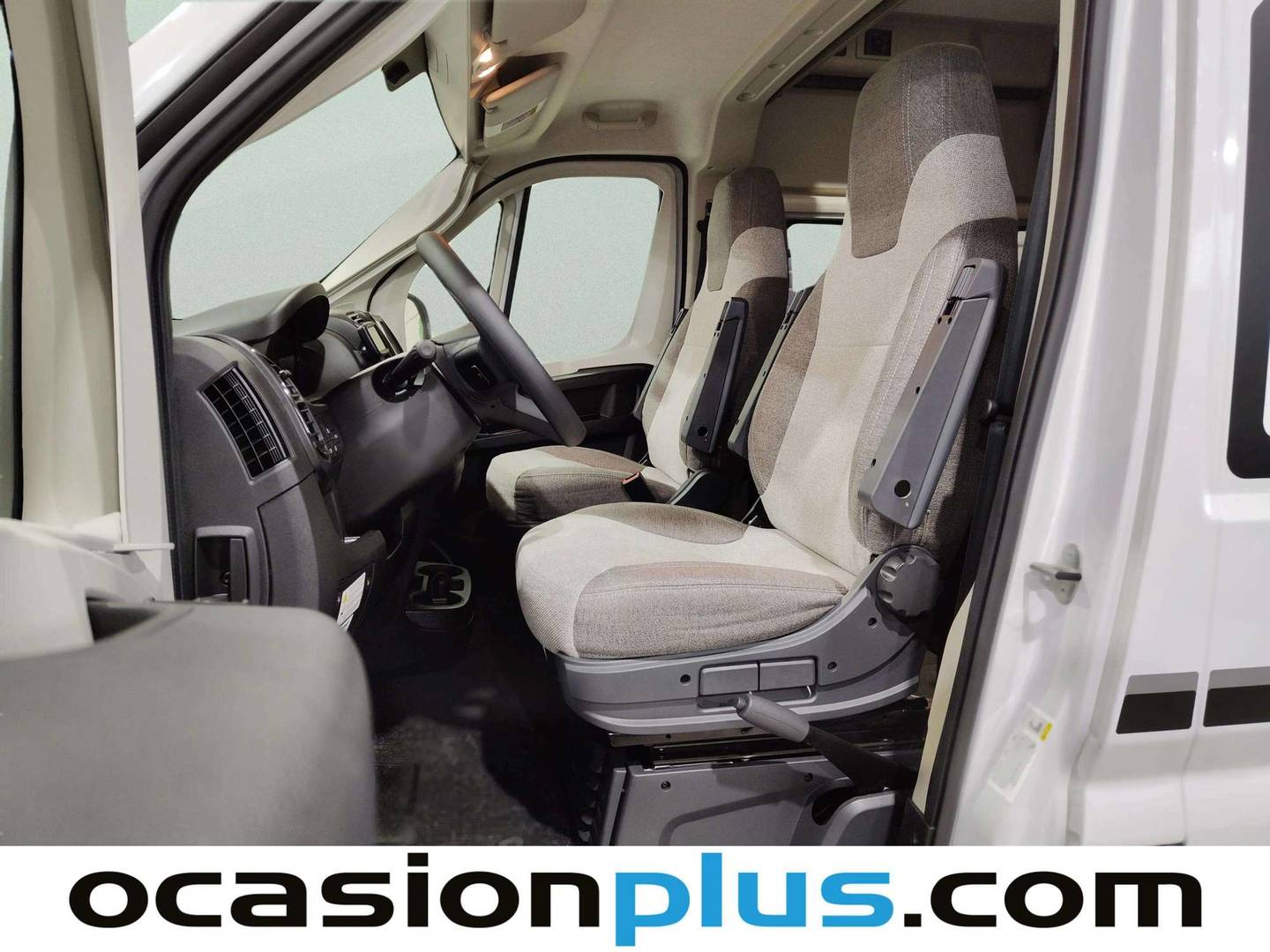 Foto asientos delanteros Benimar BENIVAN Benimar BENIVAN B100UP (140 CV) 4 Plazas