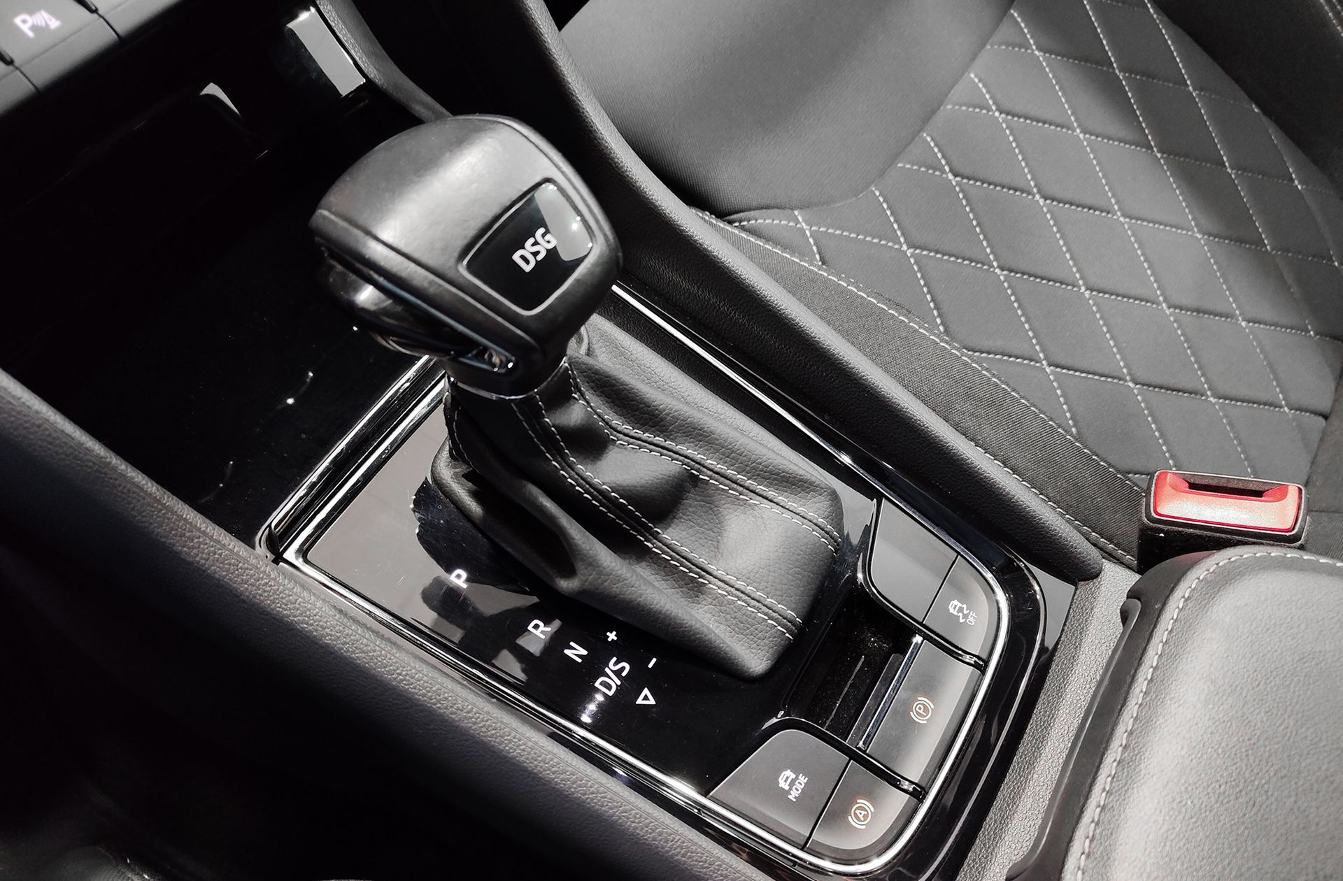 Škoda Karoq 1.5 TSI ACT Sportline DSG - foto 6