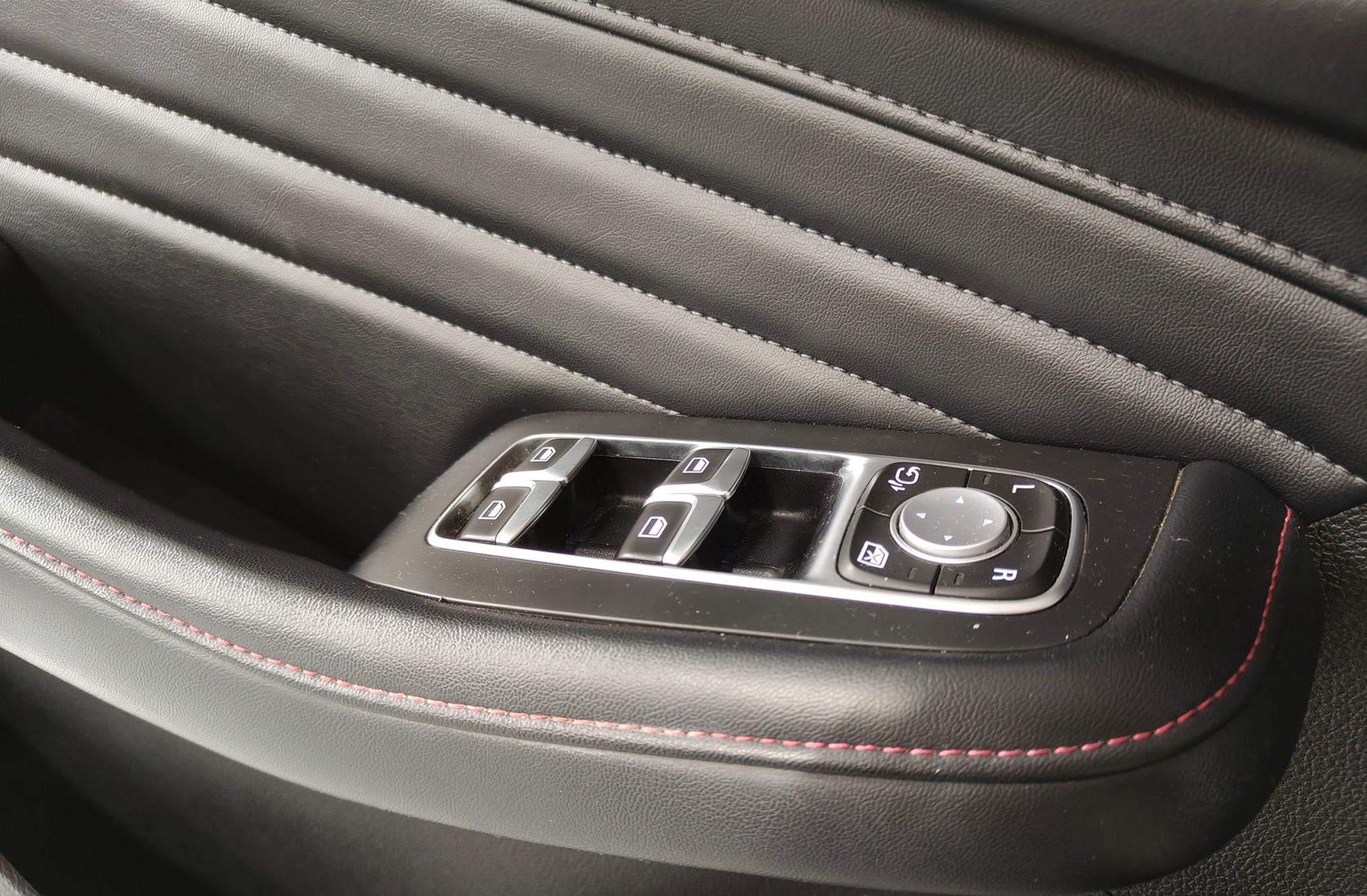 MG HS 1.5 Turbo GDI Luxury DCT - foto 40