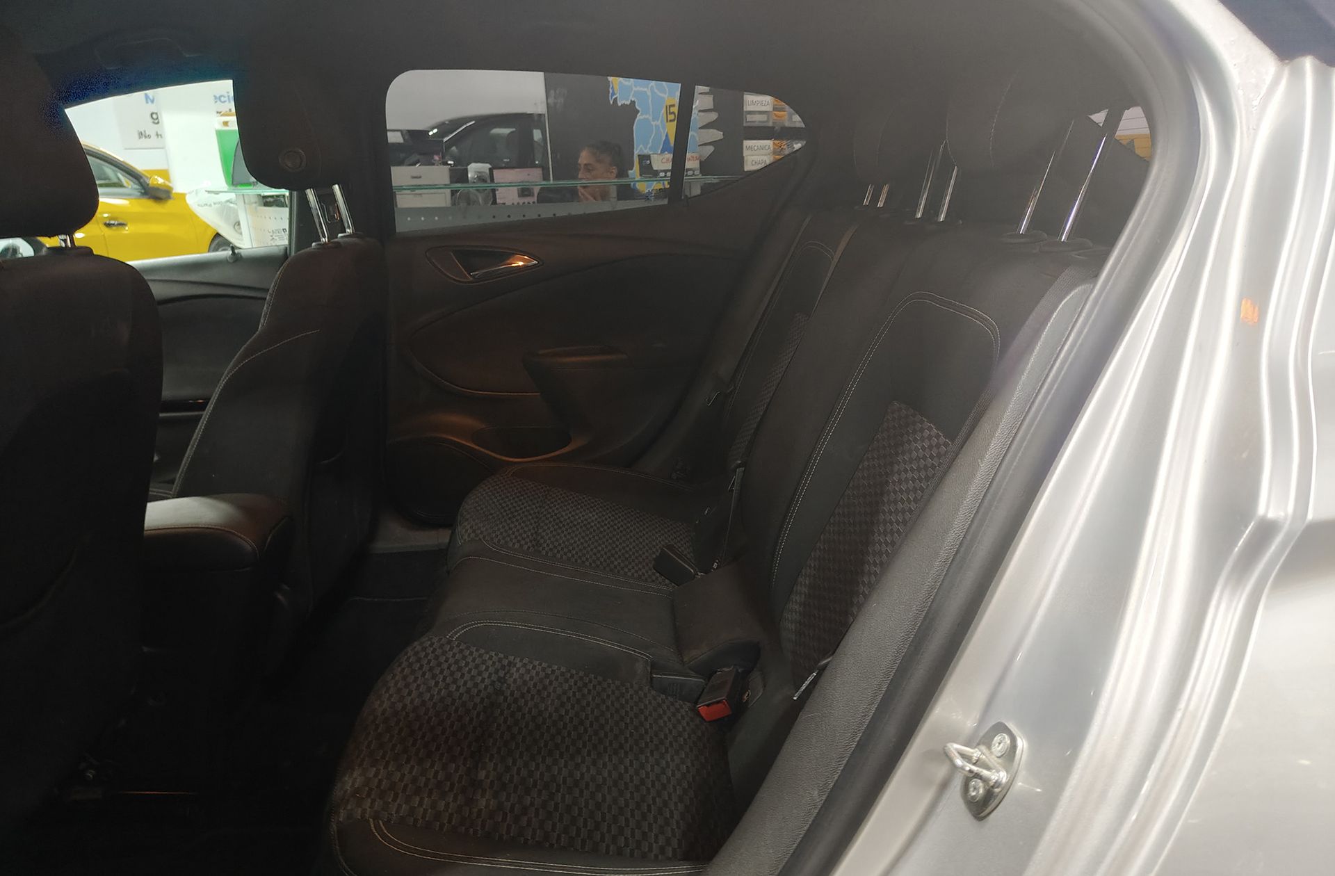 Opel Astra 1.6 CDTi Dynamic - foto 9