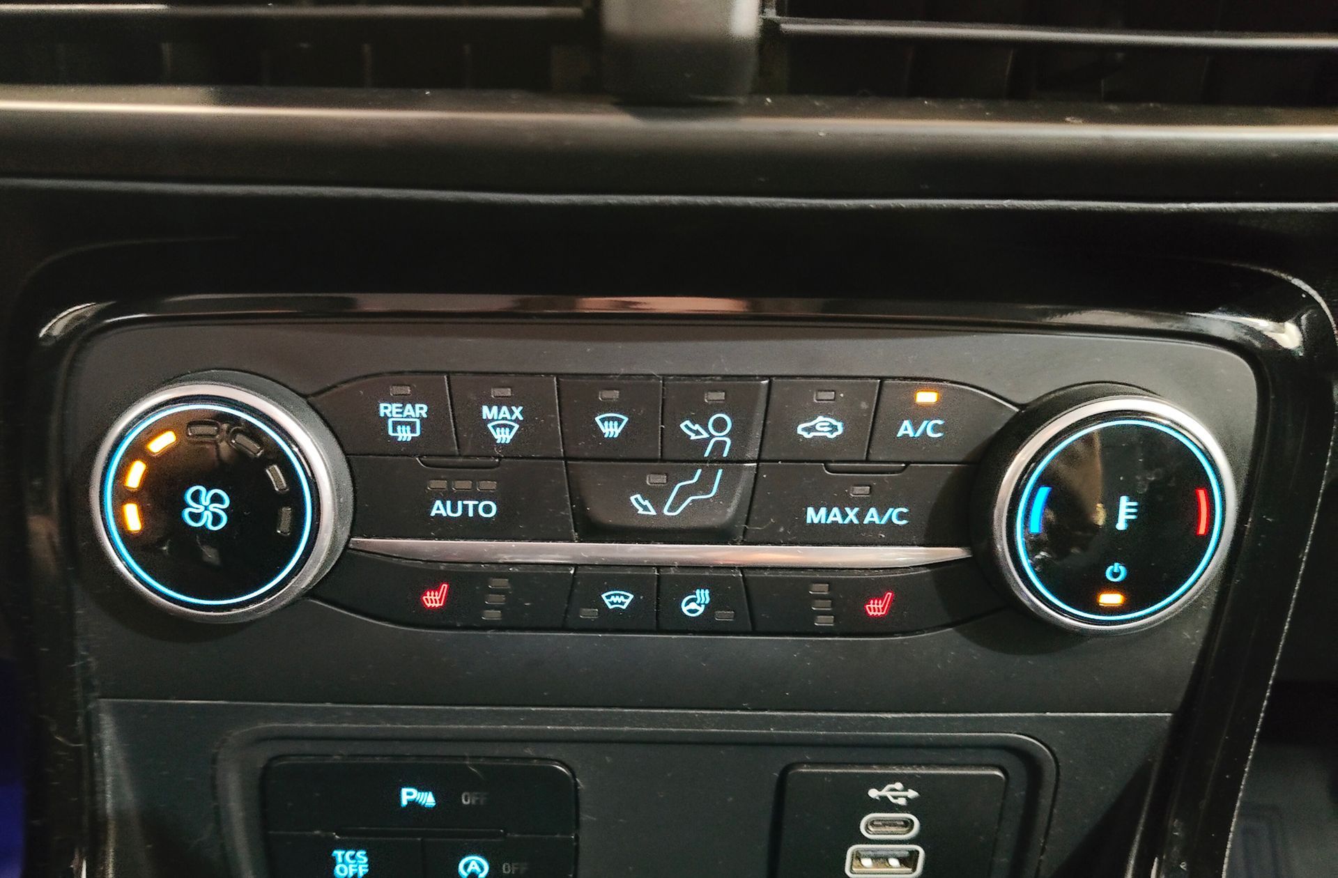 Ford EcoSport 1.0T EcoBoost Active - foto 32