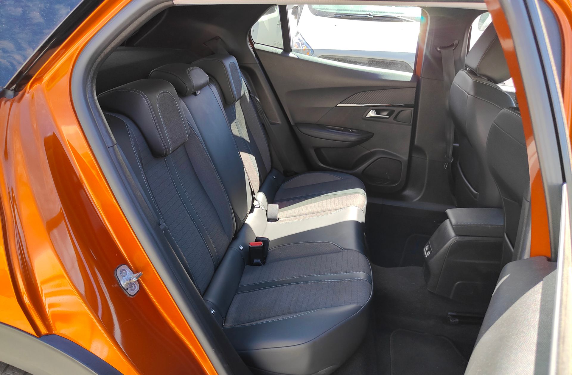 Peugeot 2008 PureTech 130 Allure EAT8 - foto 17