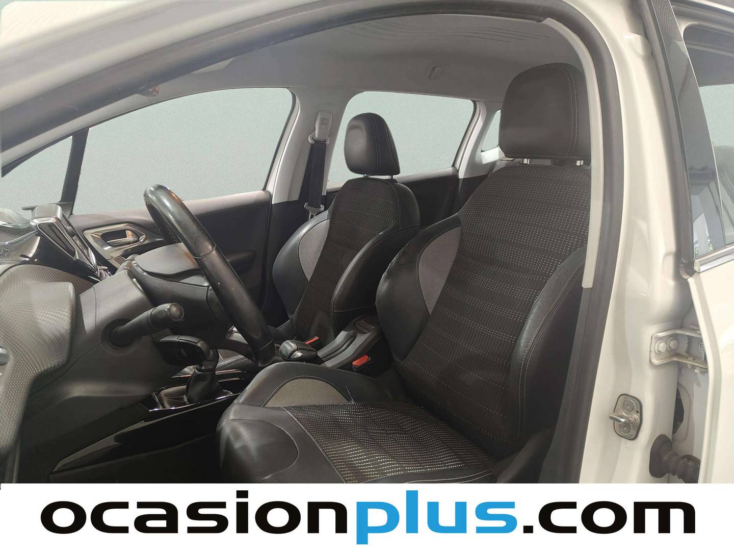 Foto asientos delanteros Peugeot 2008 Peugeot 2008 BlueHDi 100 Allure (100 CV)