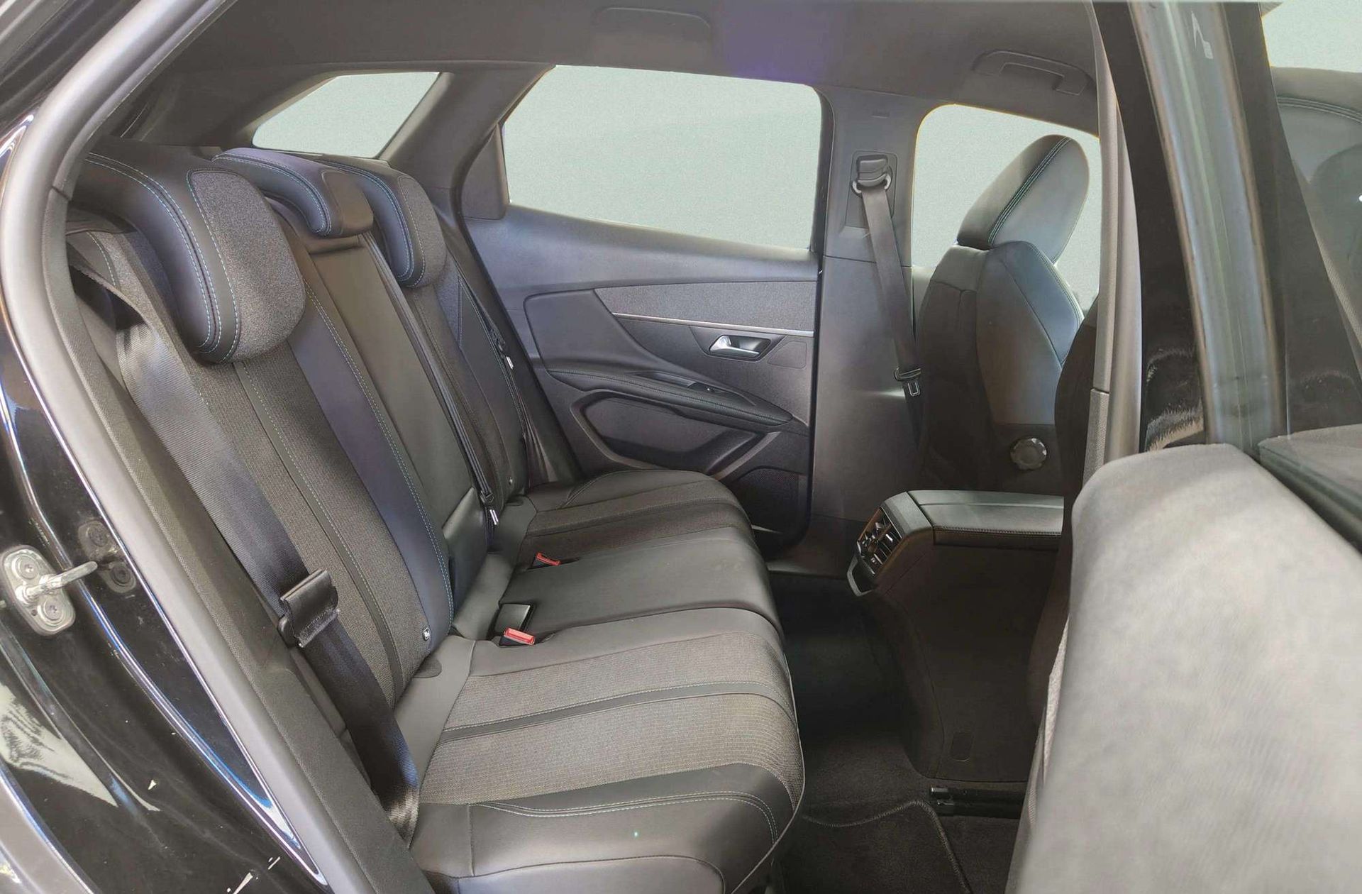 Peugeot 3008 PureTech 130 Allure Pack EAT8 - foto 19
