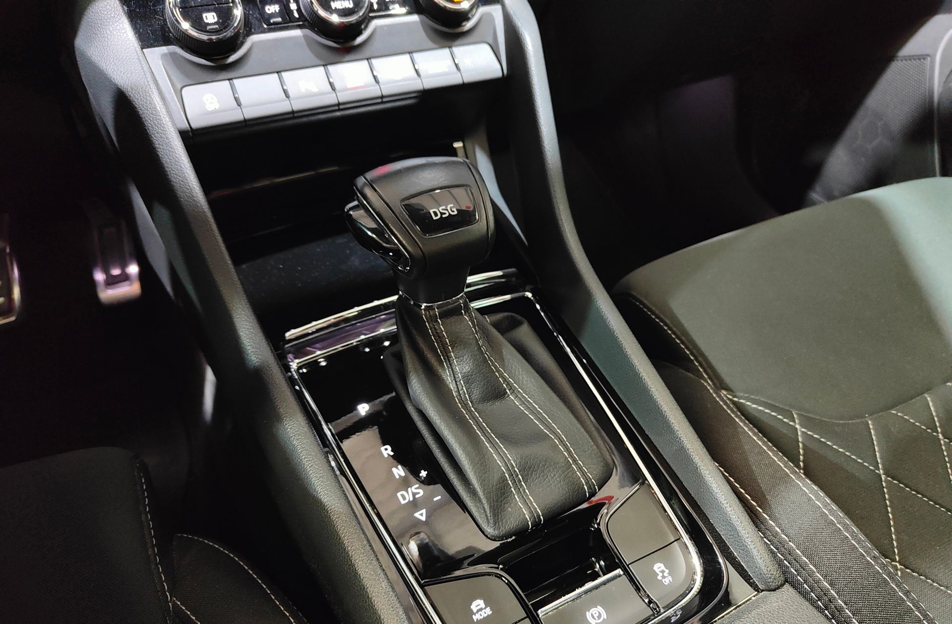 Škoda Karoq 1.5 TSI ACT Sportline DSG - foto 6