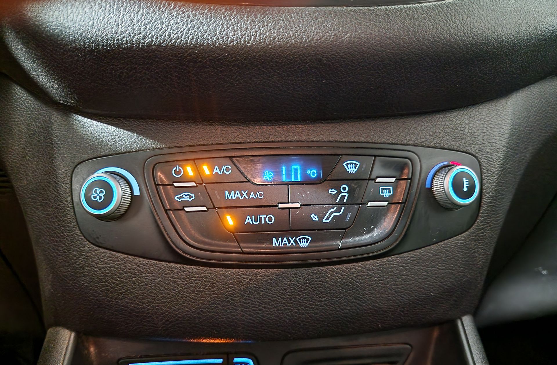 Ford Tourneo Courier 1.0 EcoBoost Titanium - foto 28