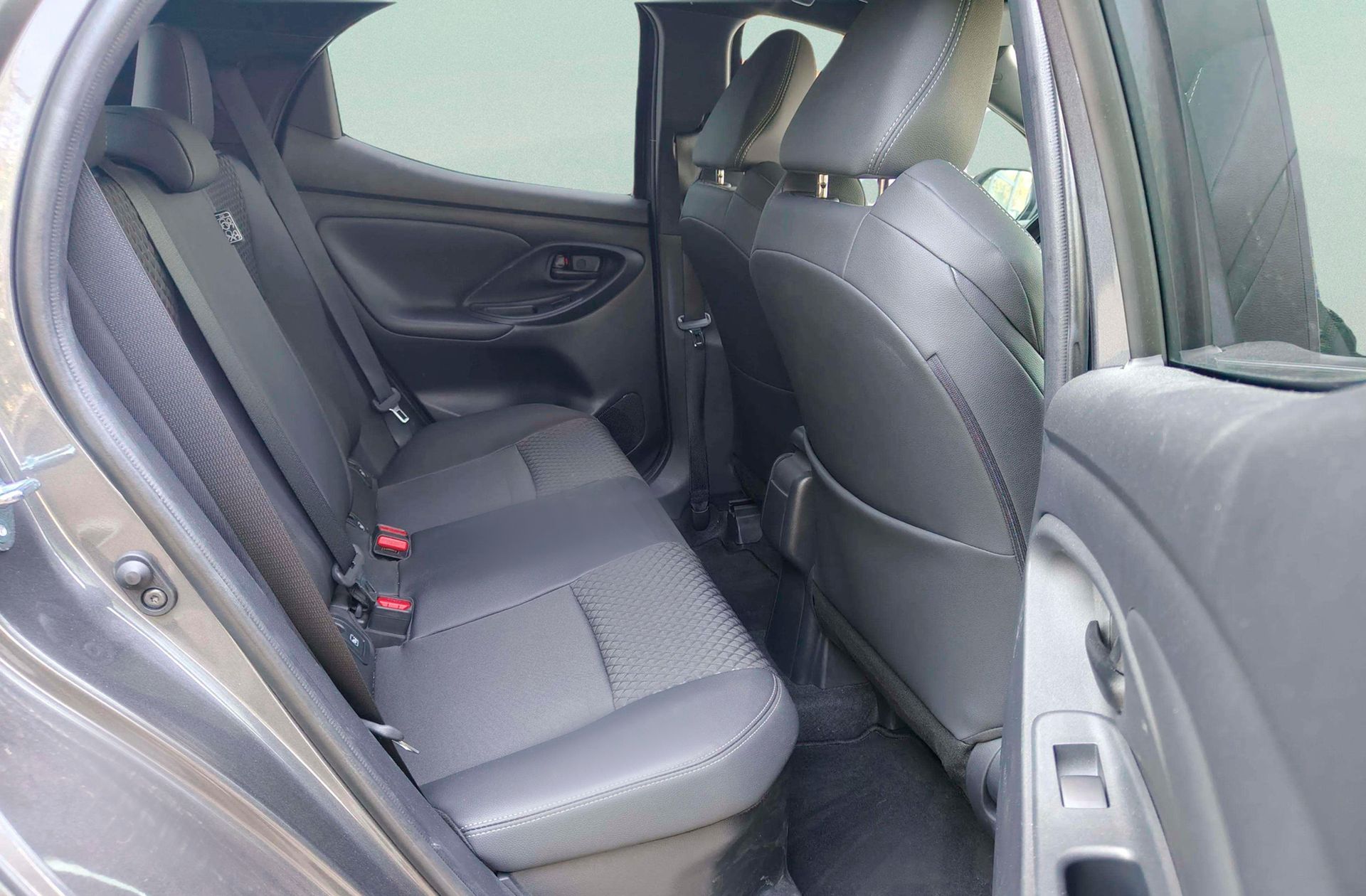 Toyota Yaris 120H Style - foto 17