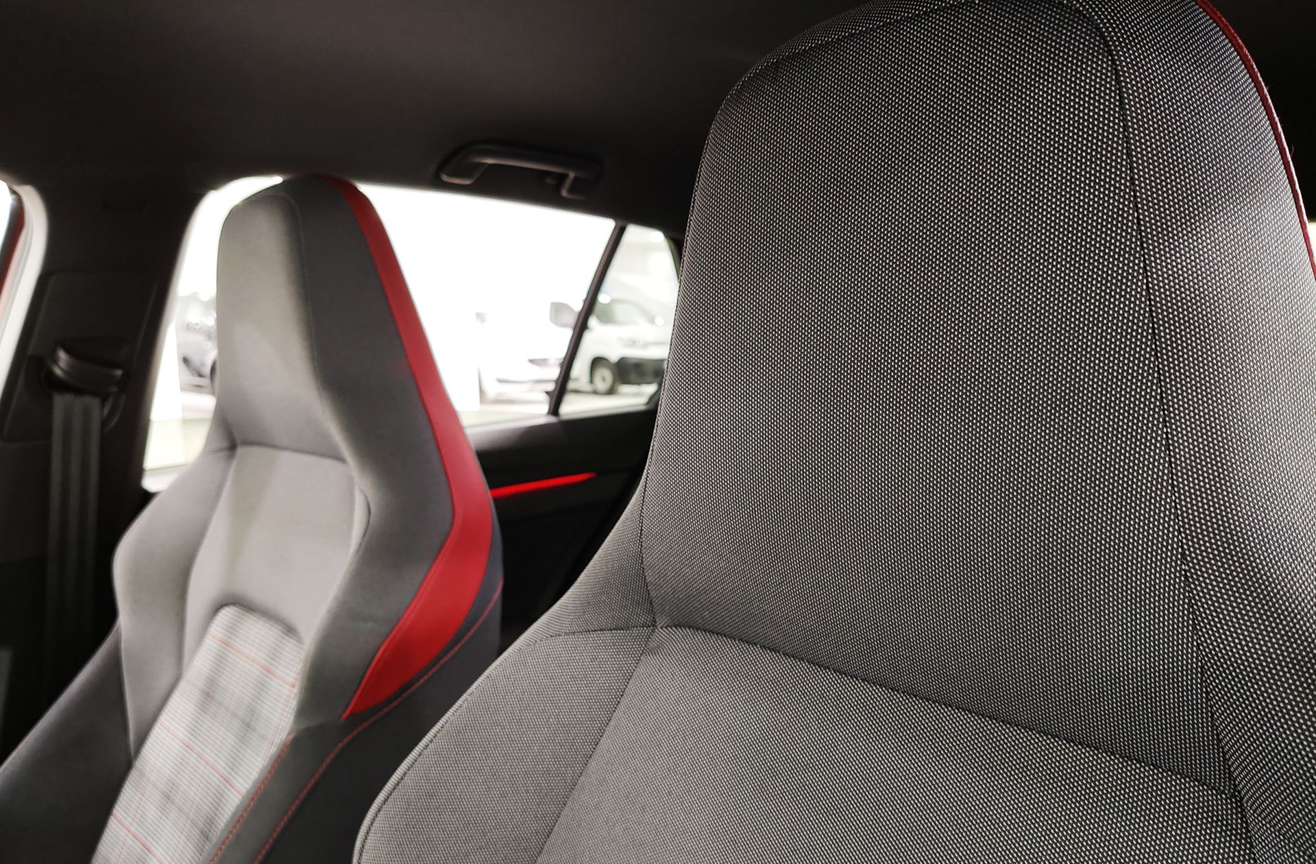 Volkswagen Golf GTI 2.0 TSI DSG - foto 8