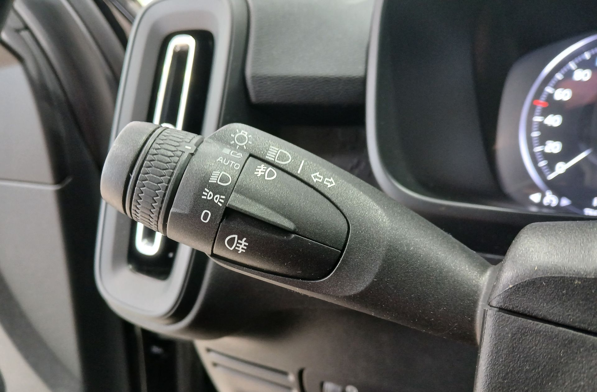 Volvo XC40 T2 Momentum Core - foto 24