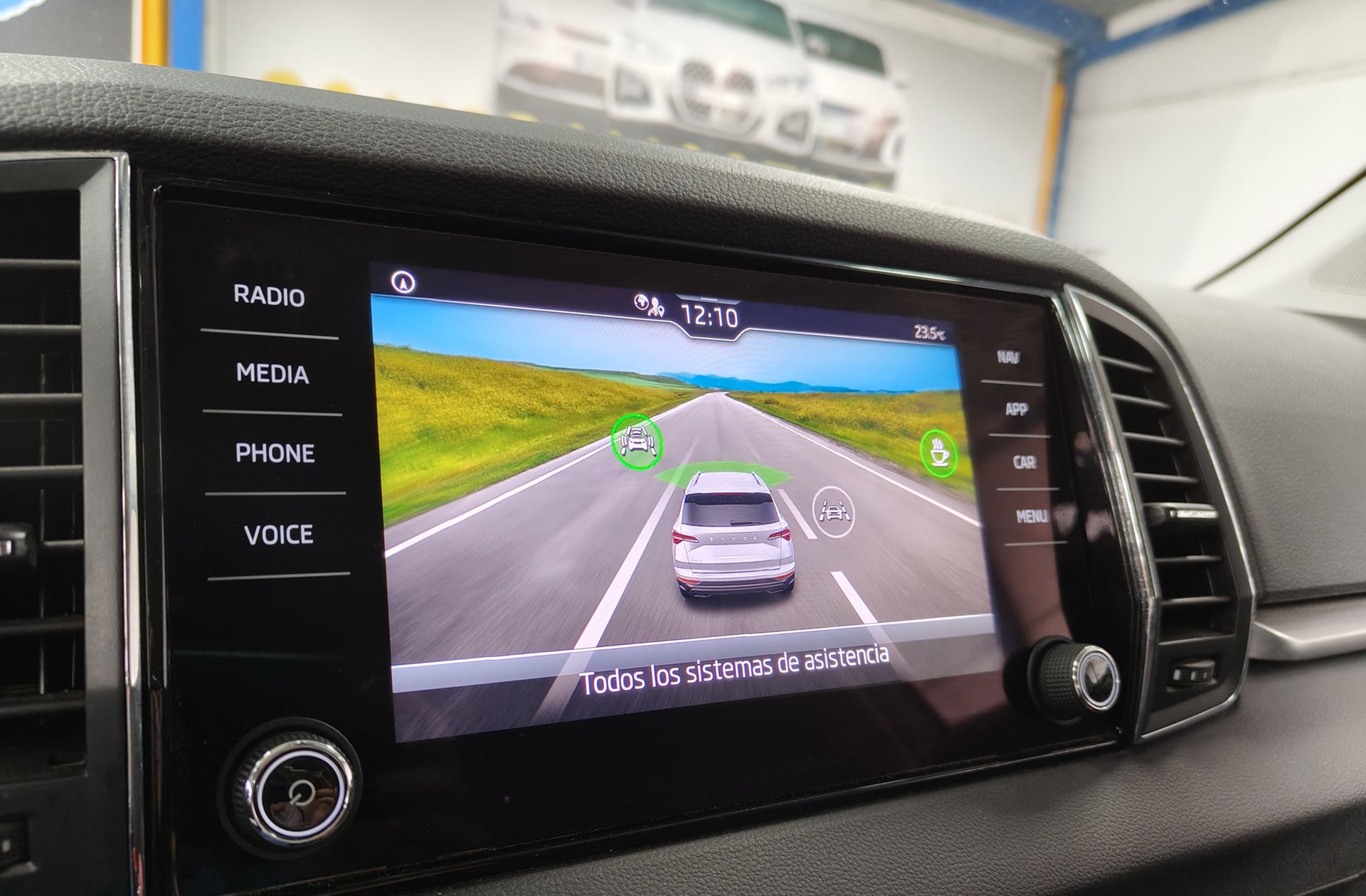 Škoda Karoq 2.0 TDI Selection - foto 30