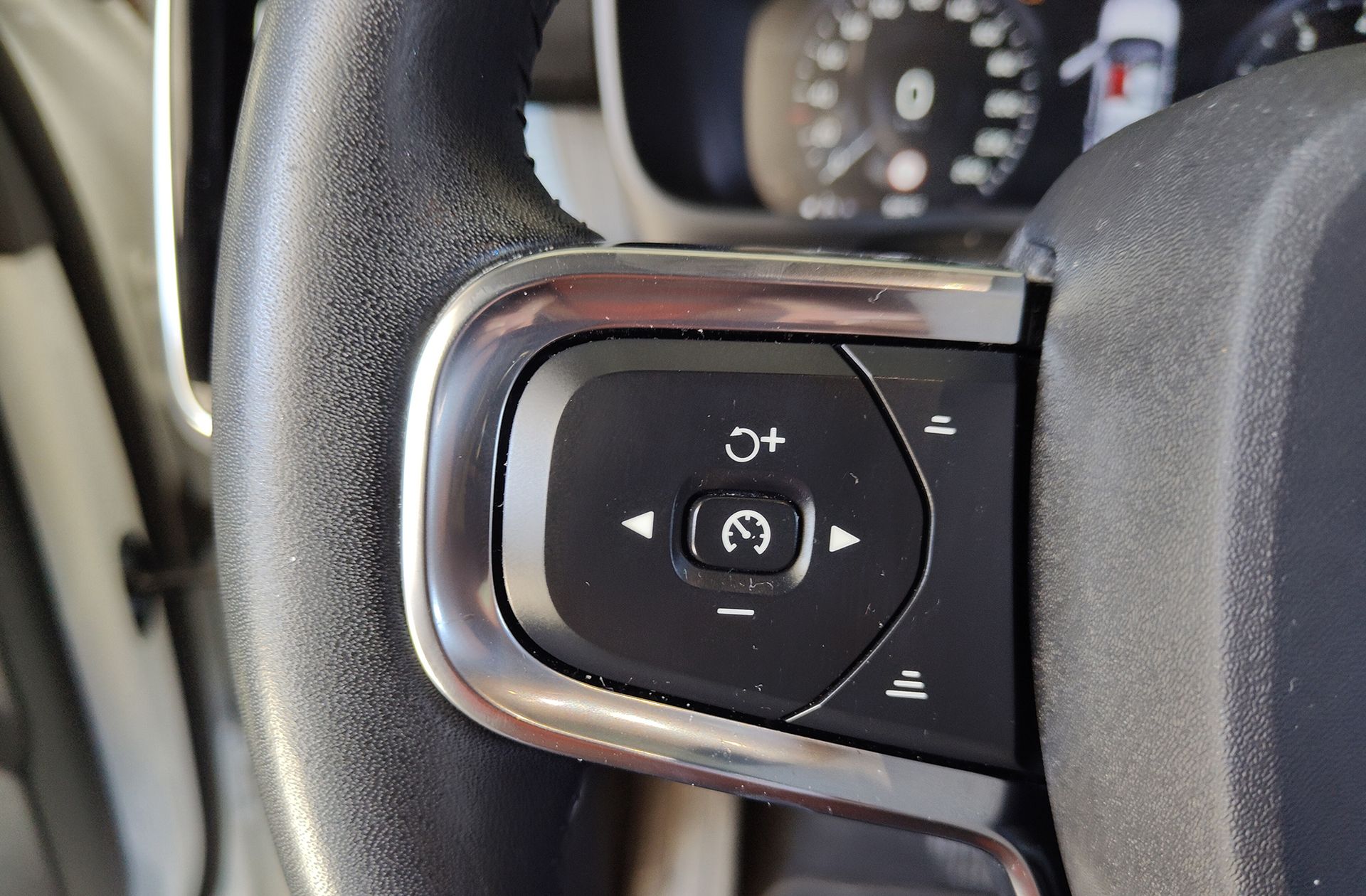 Volvo XC40 T2 Momentum Pro - foto 23