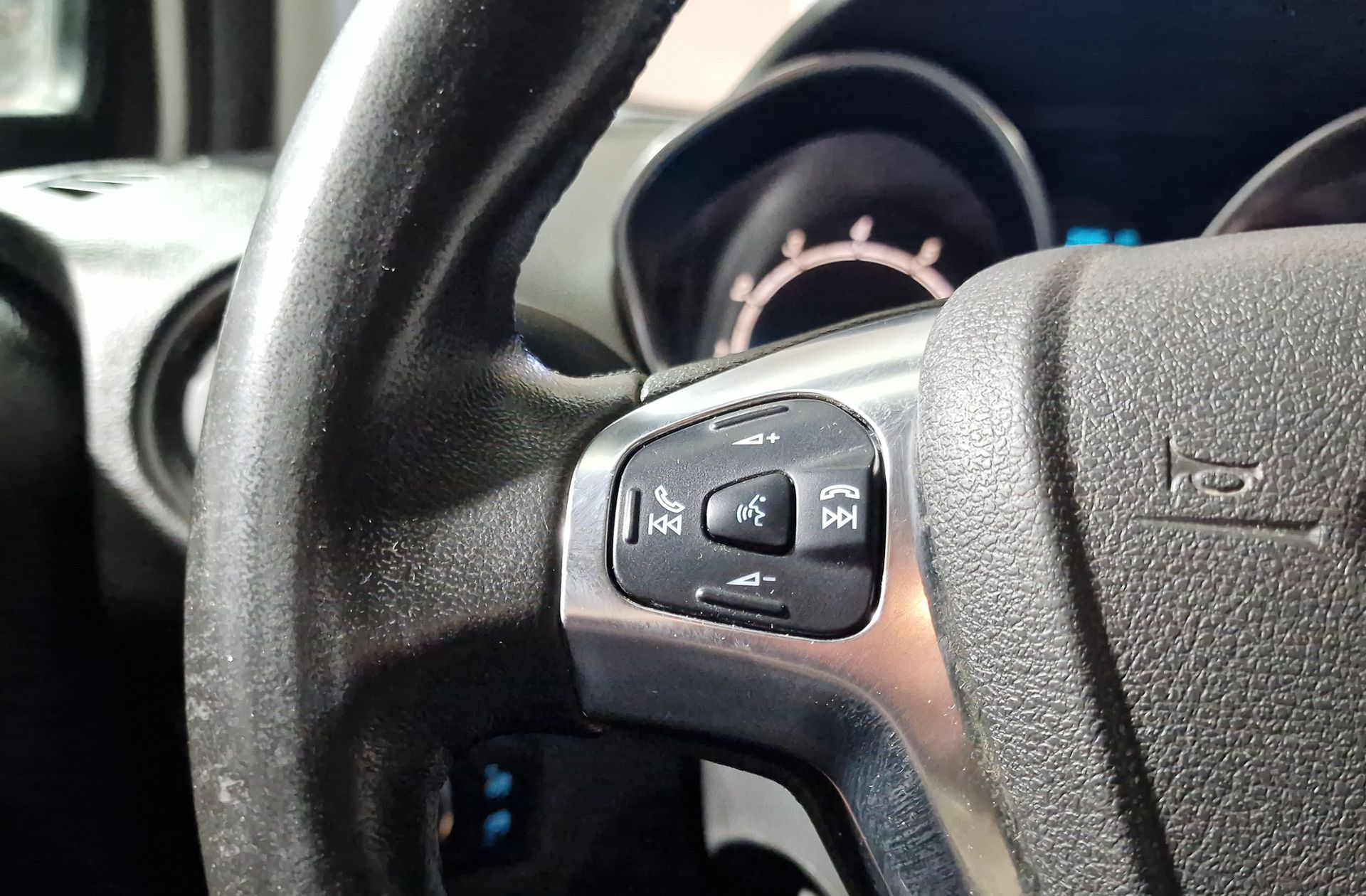 Ford Tourneo Courier 1.0 EcoBoost Titanium - foto 24