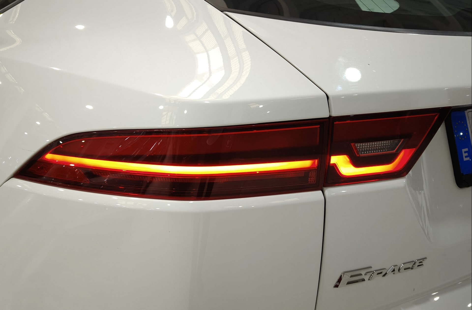 Jaguar E-Pace 2.0D R-Dynamic S 4WD - foto 20
