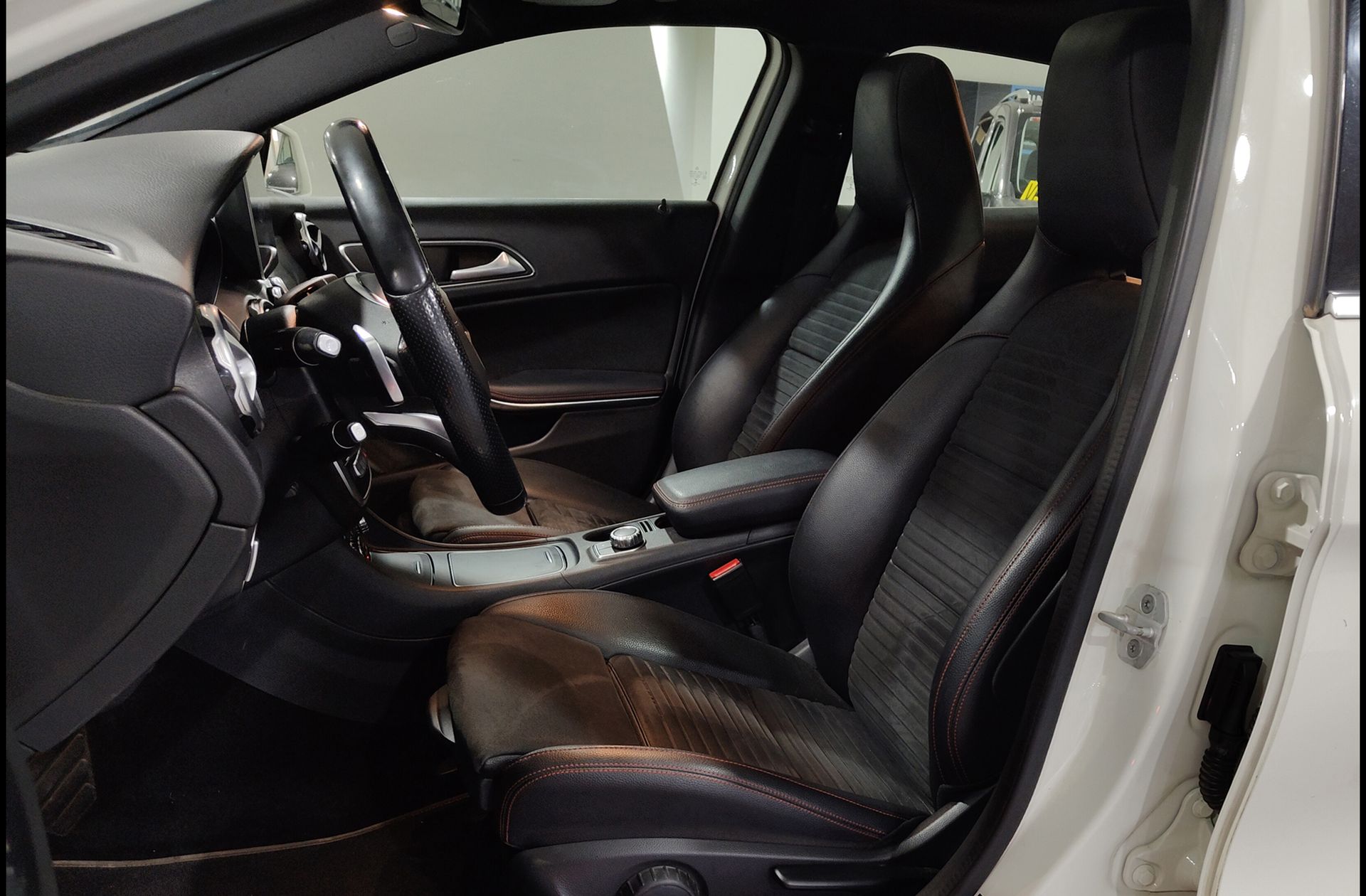 Mercedes-Benz GLA 200 d Pack AMG - foto 11