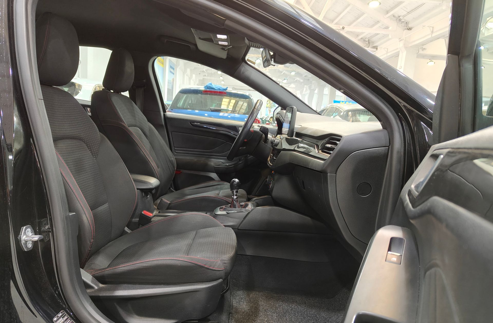 Ford Focus SportBreak 1.0 EcoBoost ST-Line - foto 18