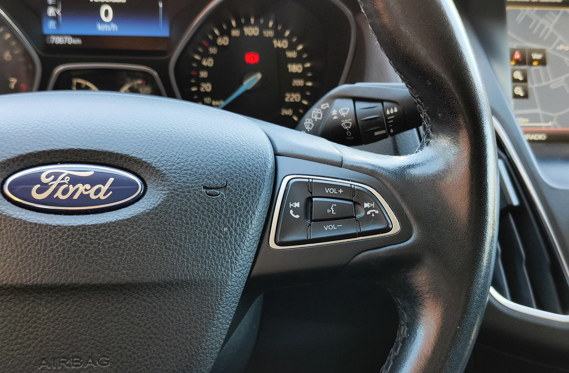 Ford Focus 1.0 EcoBoost Titanium - foto 24