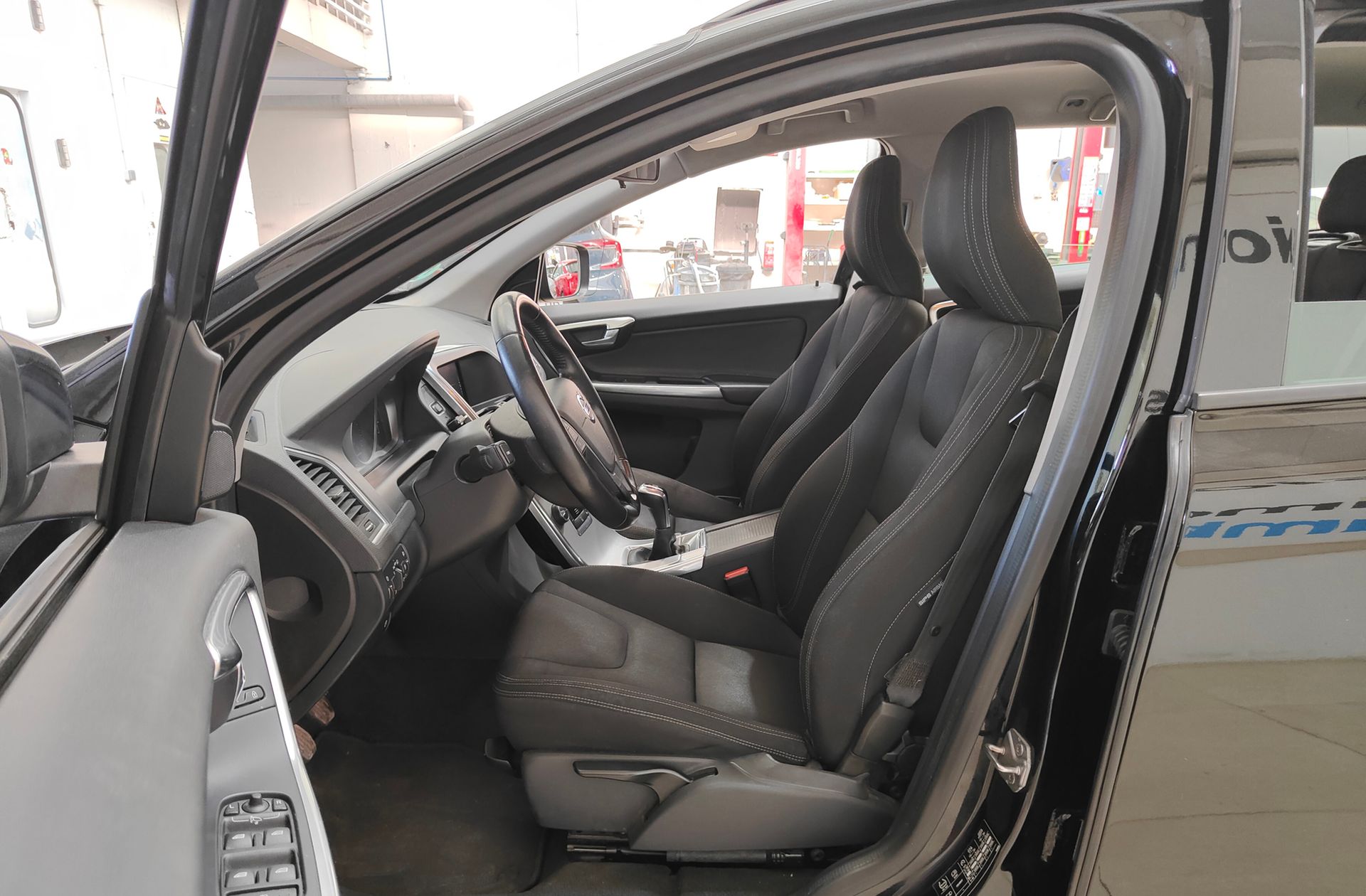 Volvo XC60 D3 Kinetic - foto 9