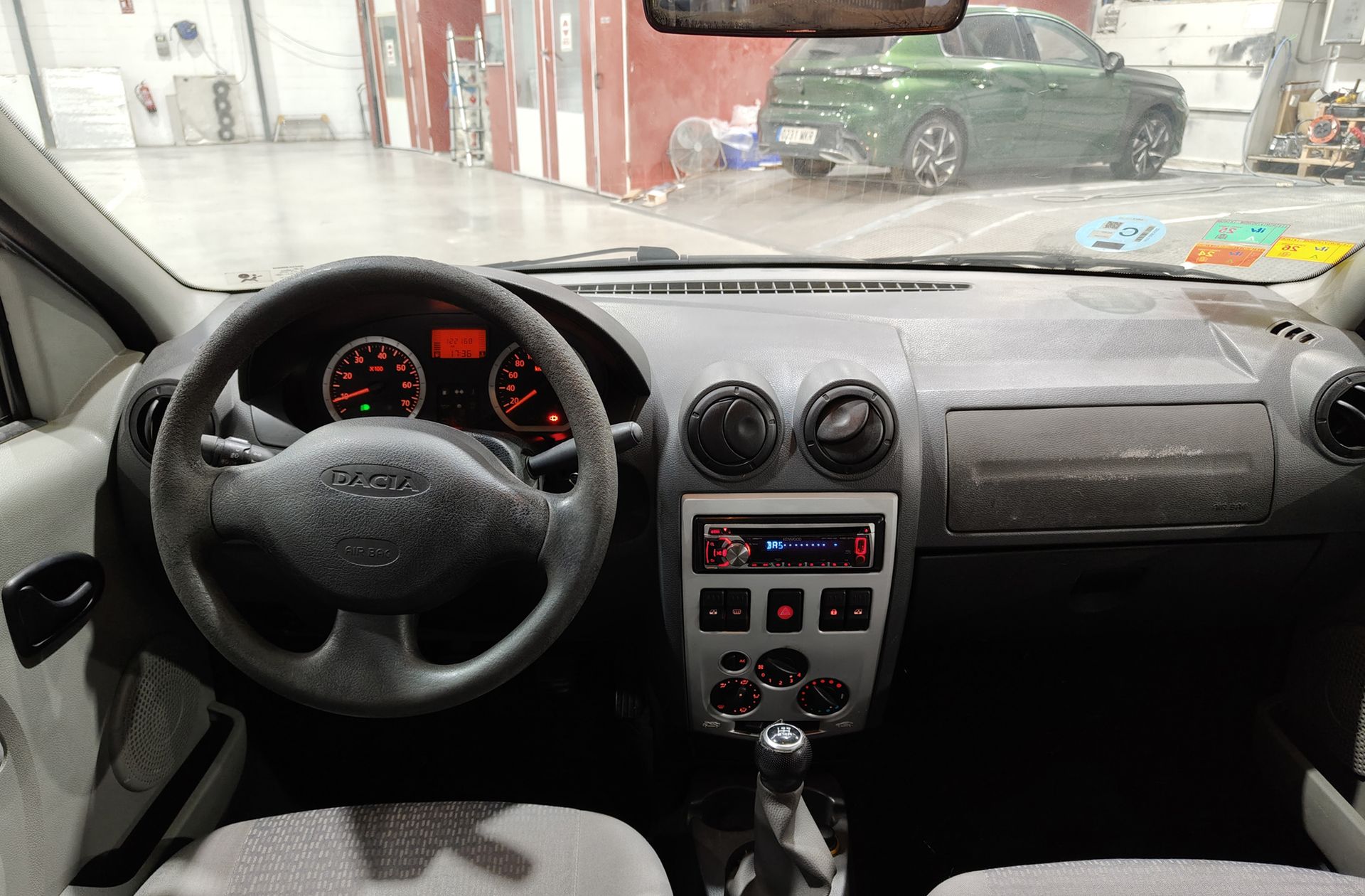 Dacia Logan 1.6 Laureate - foto 6