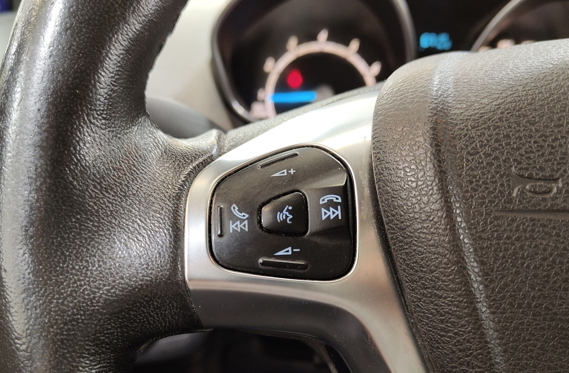 Ford Tourneo Courier 1.0 EcoBoost Titanium - foto 22