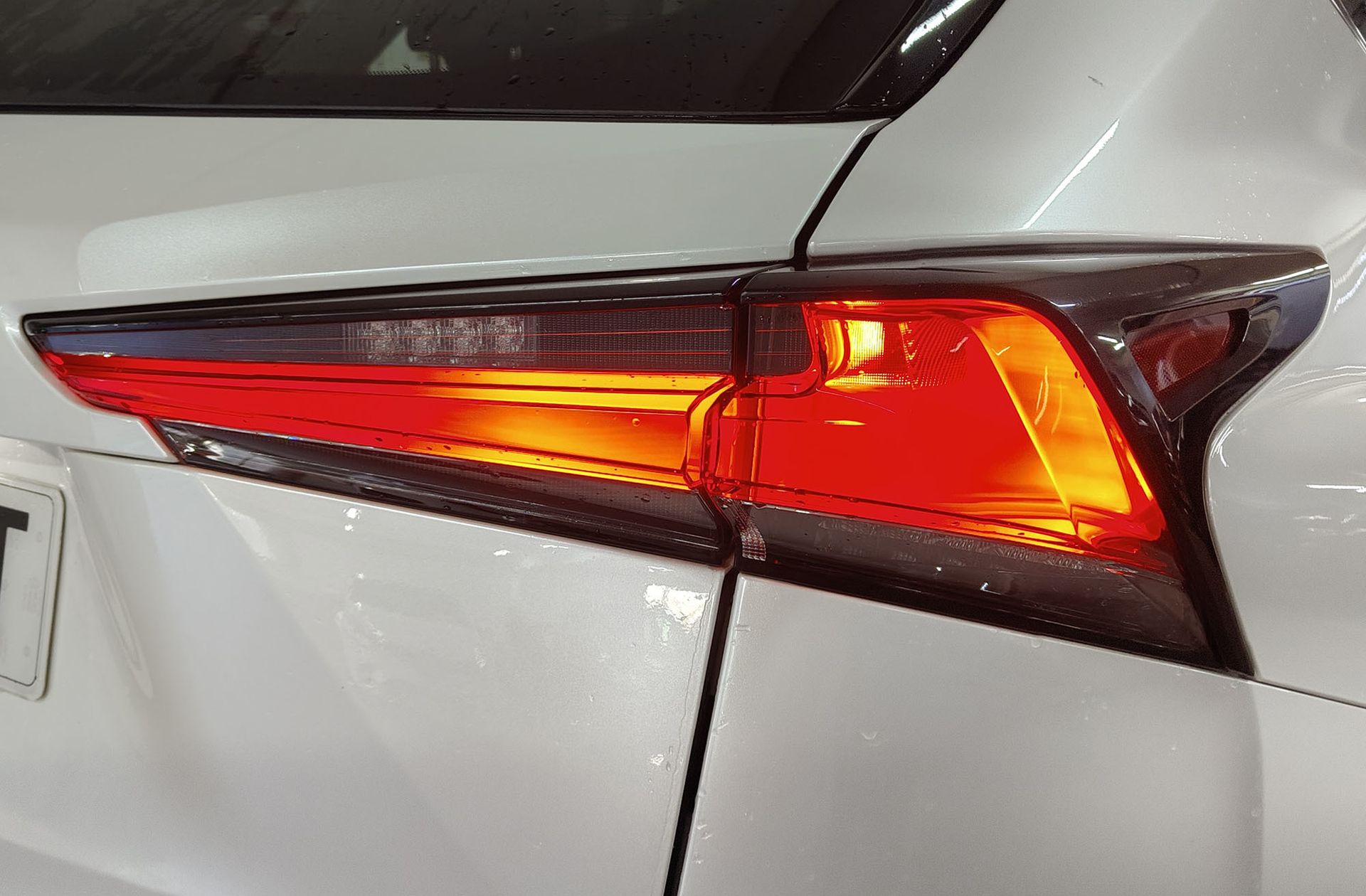 Lexus NX 300h Premium 2WD - foto 19