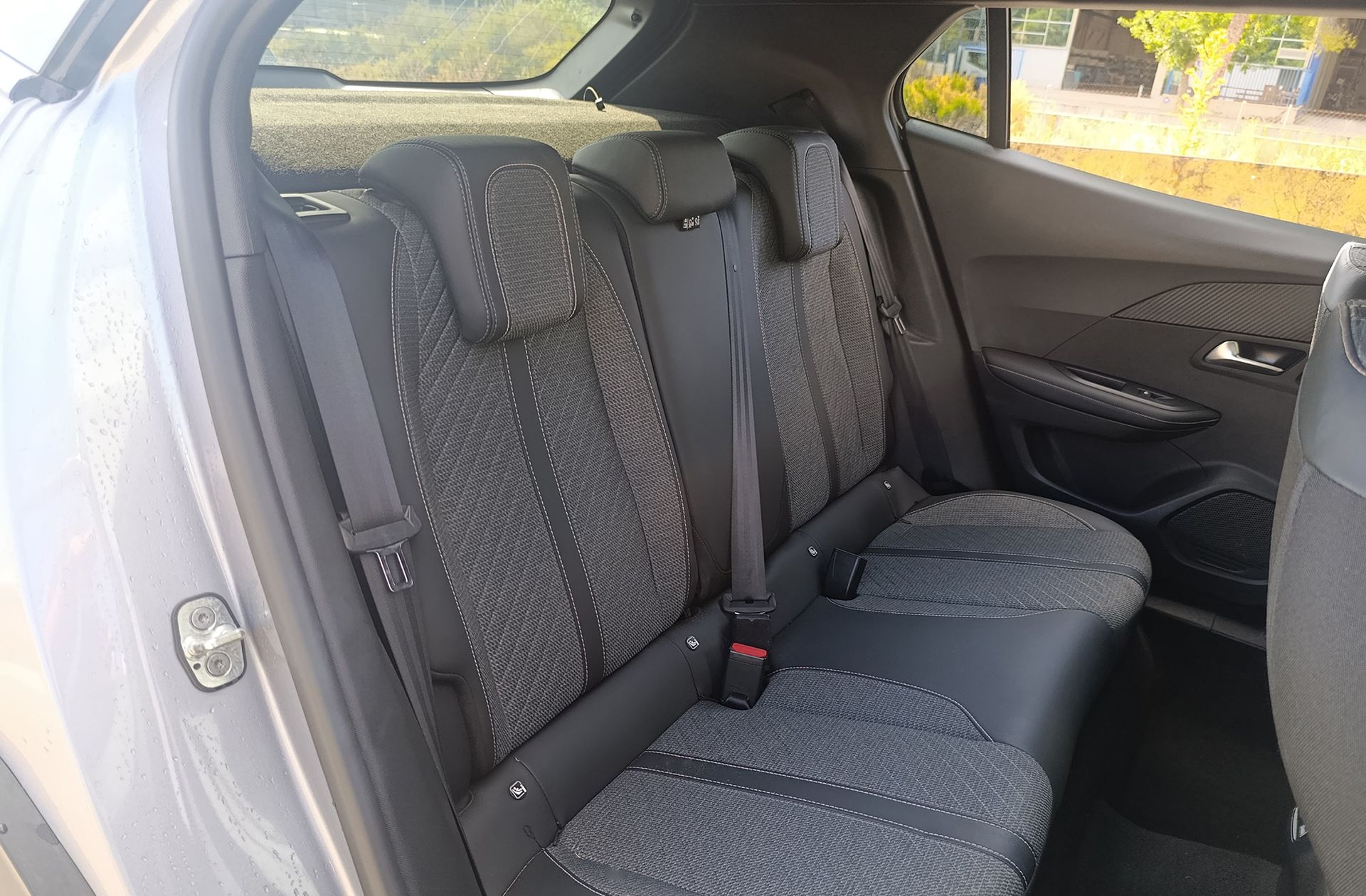 Peugeot 2008 Allure Hybrid eDCS6 - foto 18