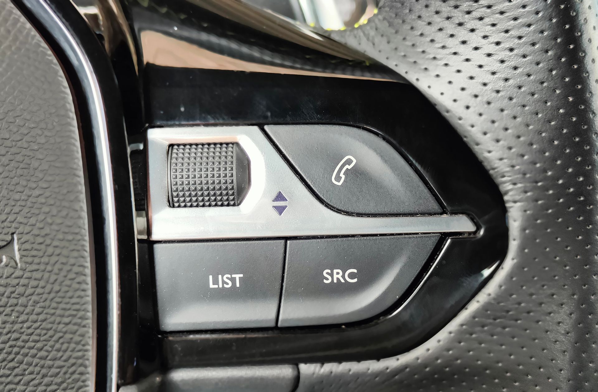 Peugeot 208 PureTech 130 GT Line EAT8 - foto 34