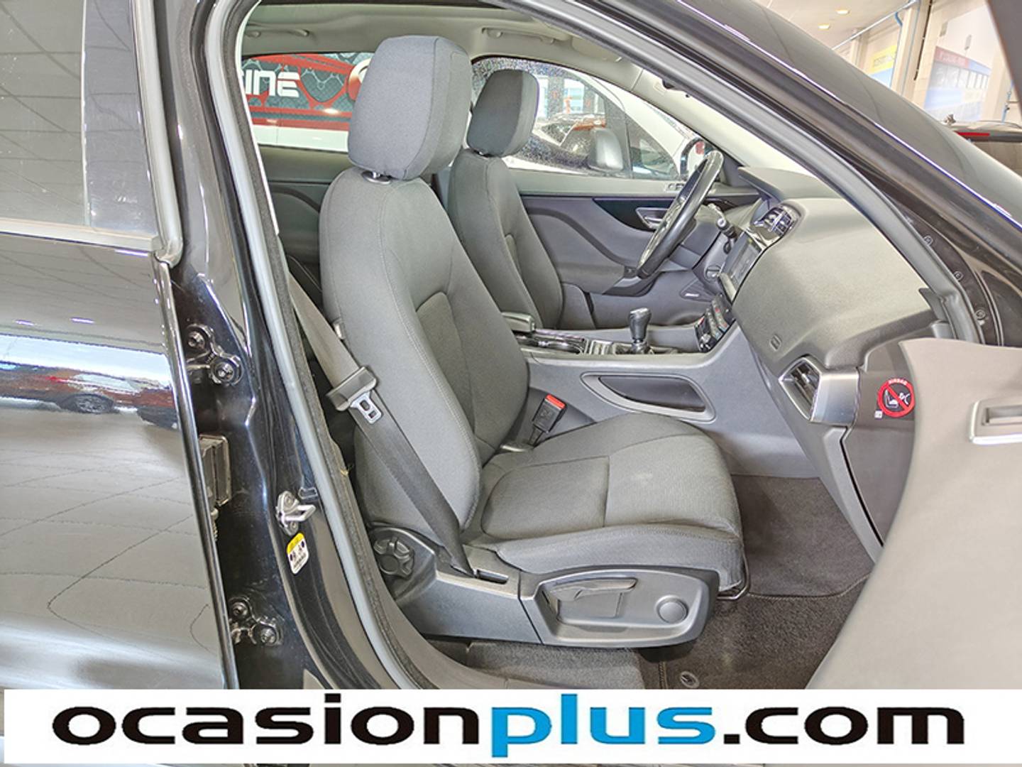 Foto Jaguar F-Pace Jaguar F-PACE 2.0L i4D Pure RWD (180 CV)