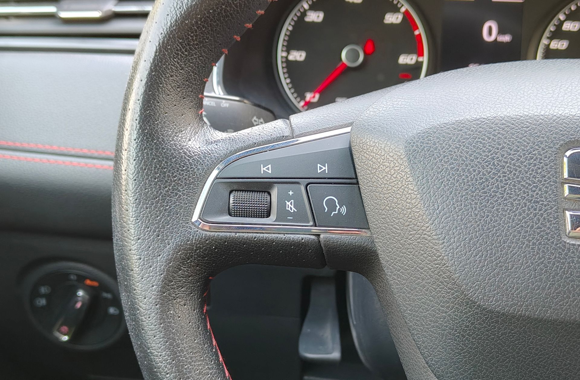 SEAT Arona 1.6 TDI Ecomotive FR - foto 24