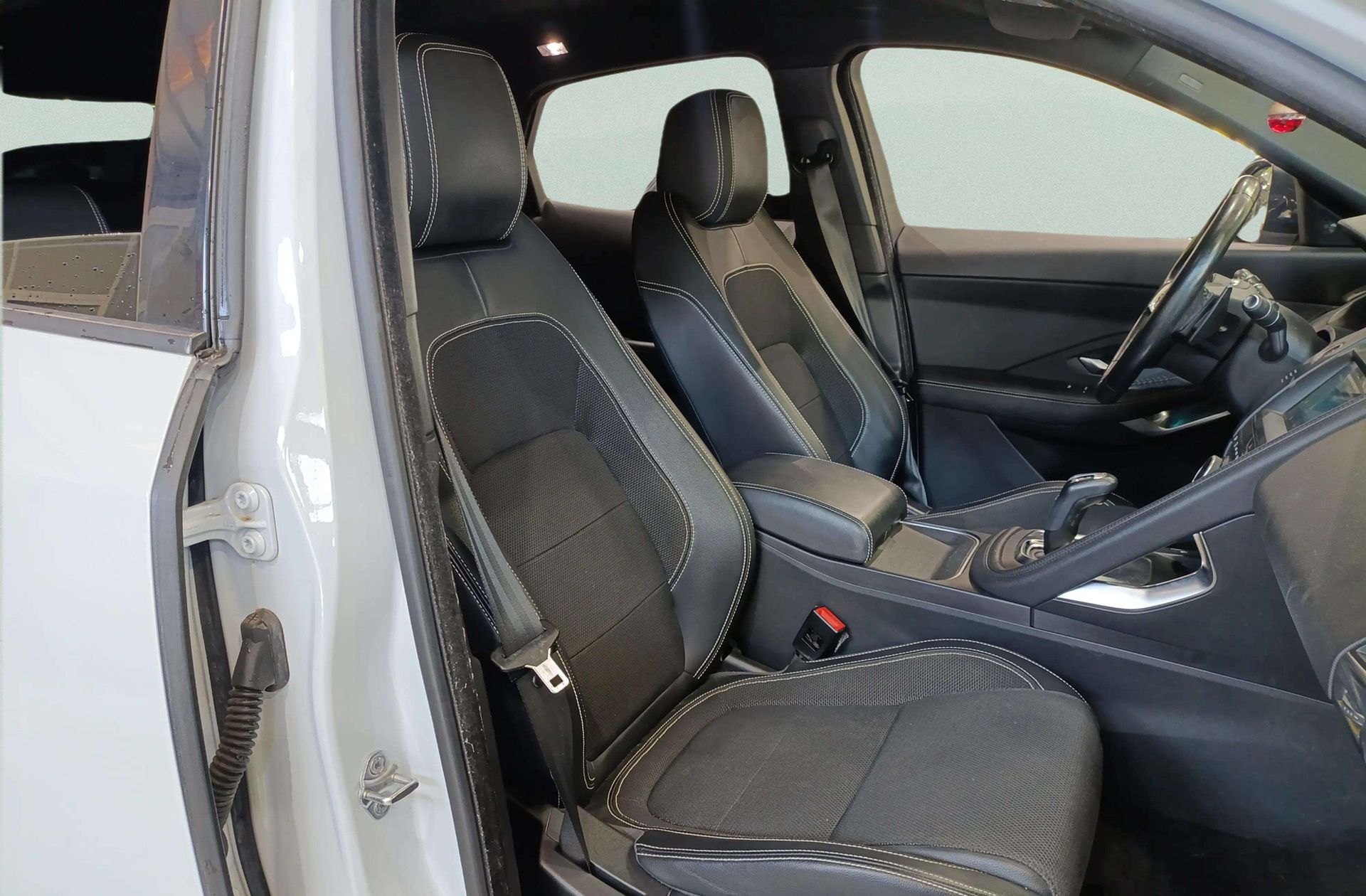 Jaguar E-Pace 2.0D R-Dynamic 4WD - foto 19