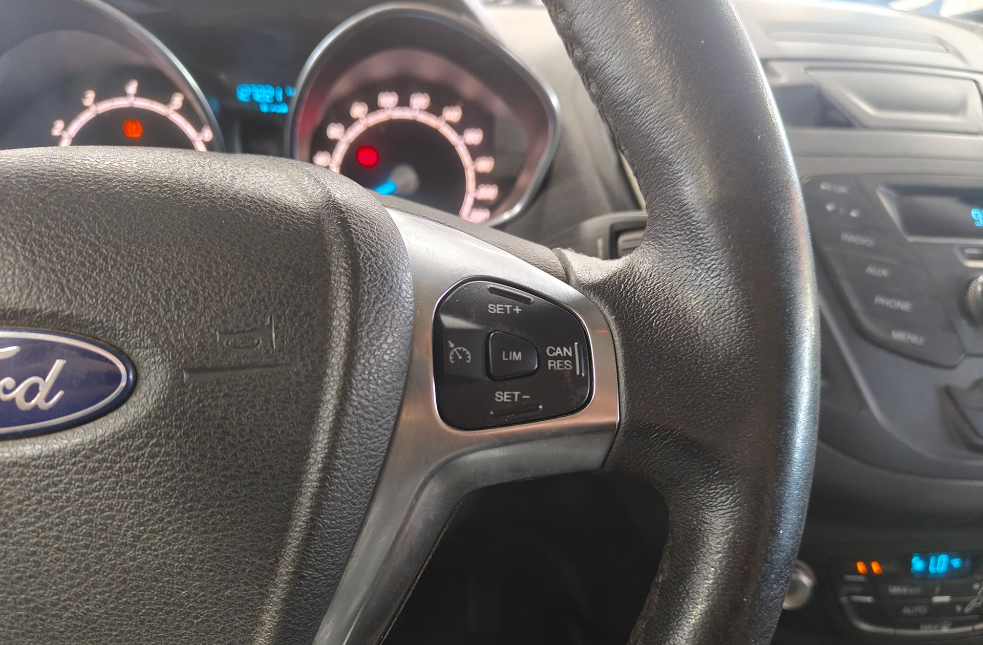Ford Tourneo Courier 1.0 EcoBoost Titanium - foto 22