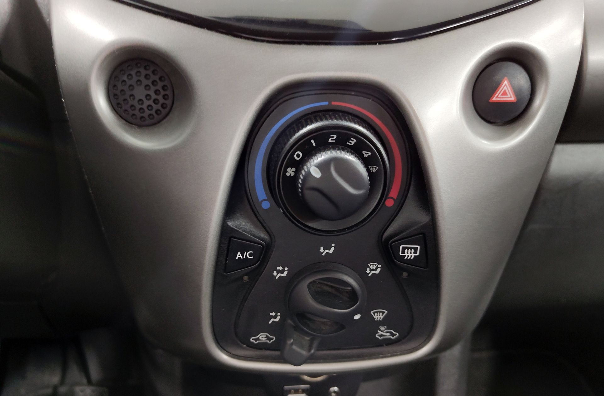 Toyota Aygo 1.0 70 x-play - foto 26
